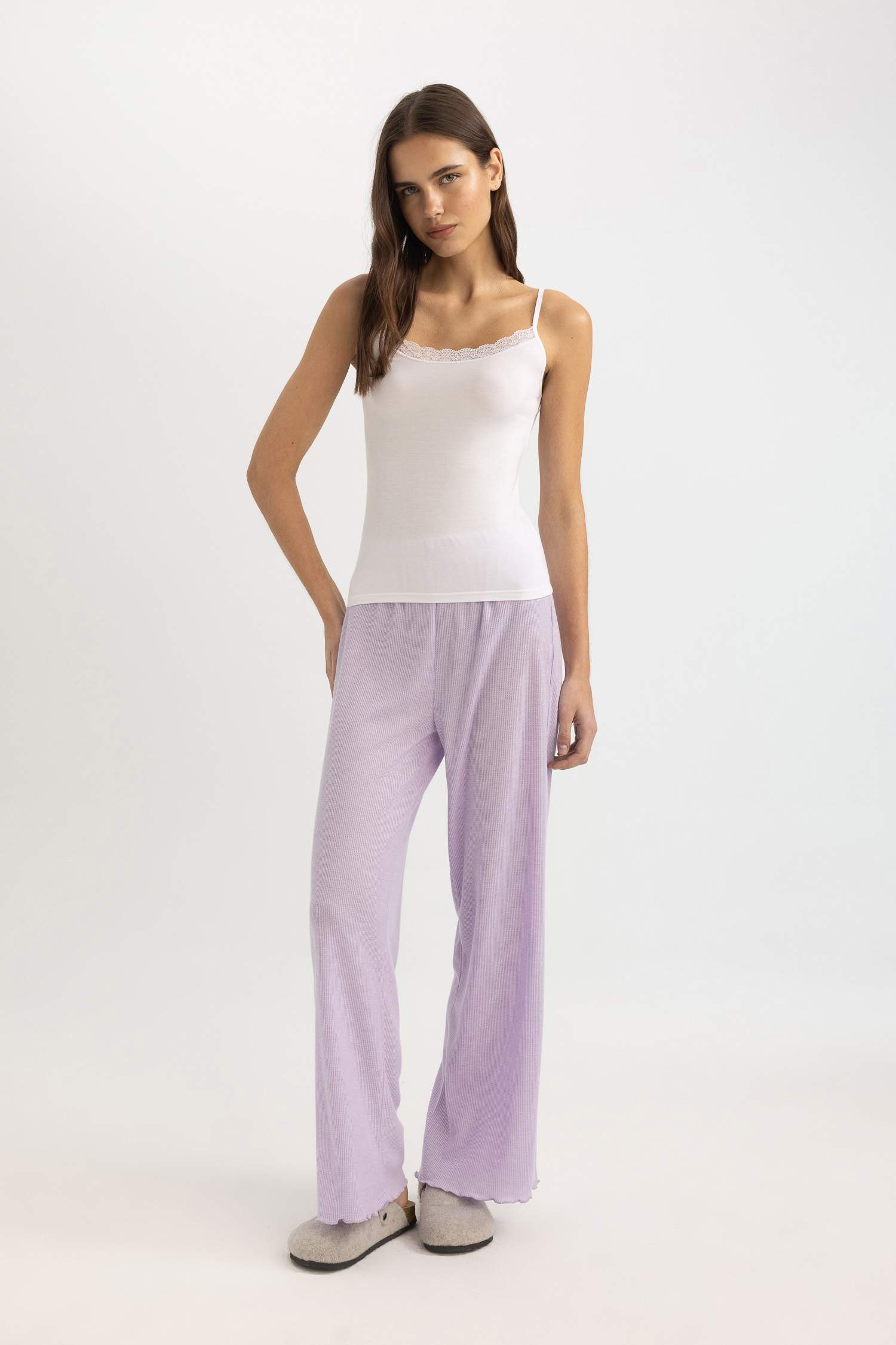 أندر شيرت ابيض بحمالات قصة عادية من Fall in Love