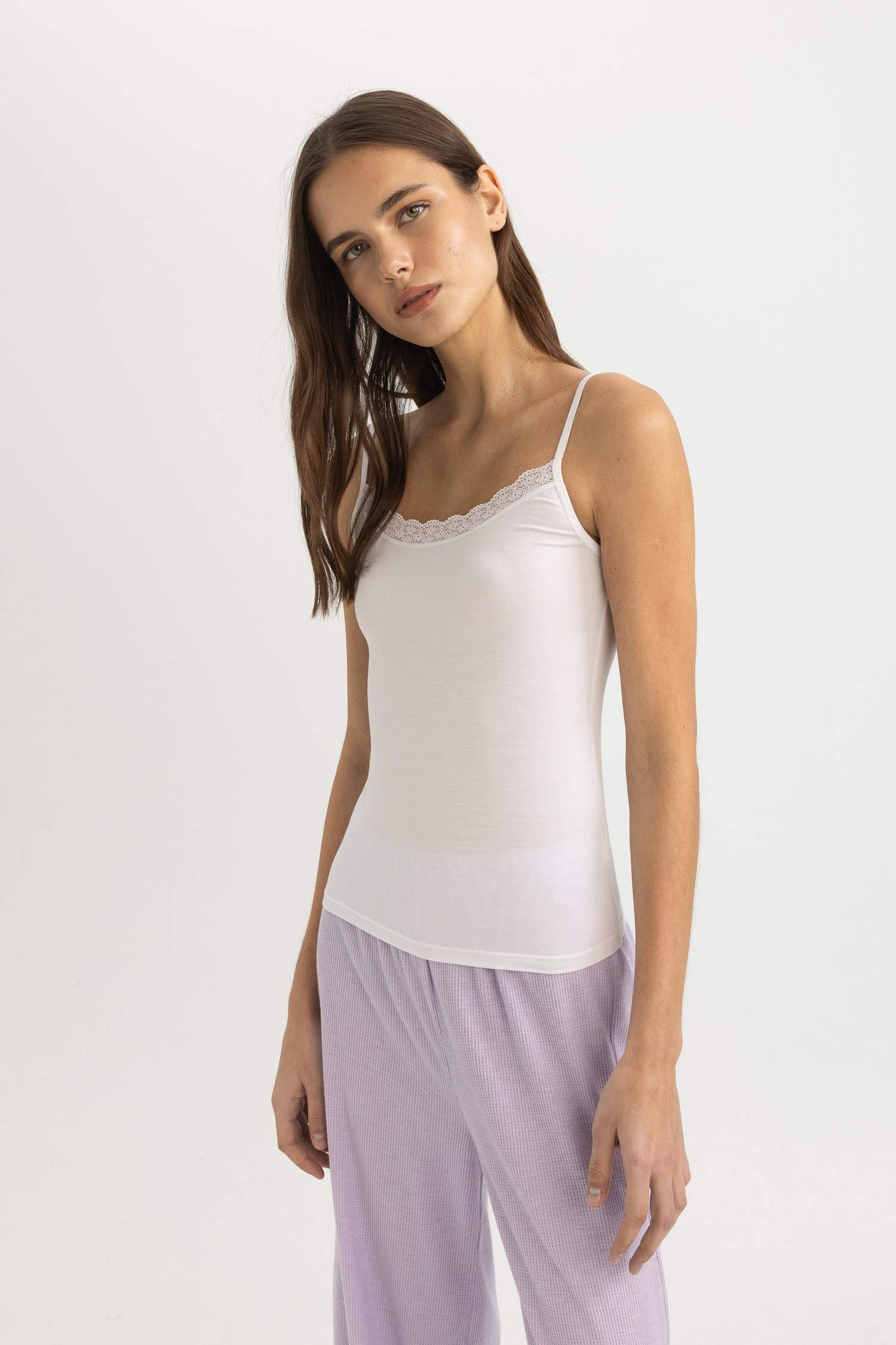 أندر شيرت ابيض بحمالات قصة عادية من Fall in Love