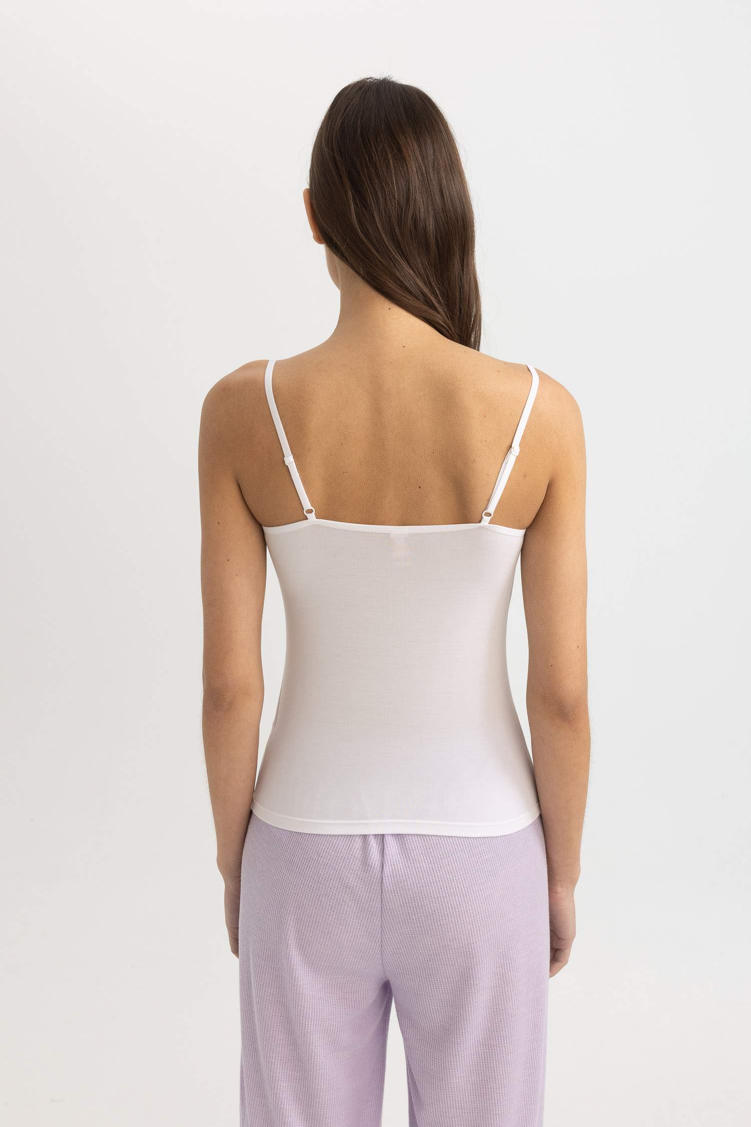 أندر شيرت ابيض بحمالات قصة عادية من Fall in Love