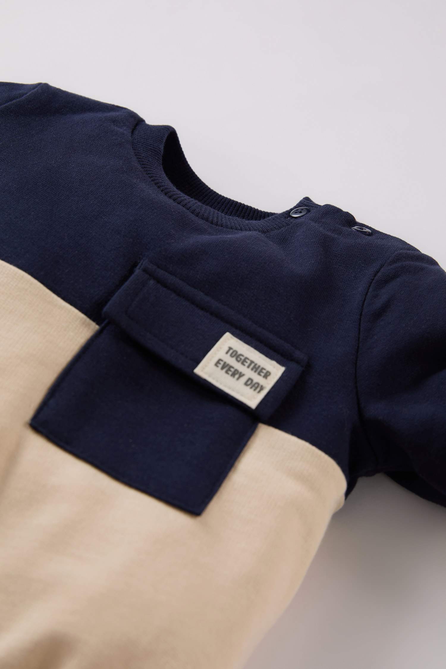 Sweatshirt à col rond avec blocs de couleurs pour bébé garçon