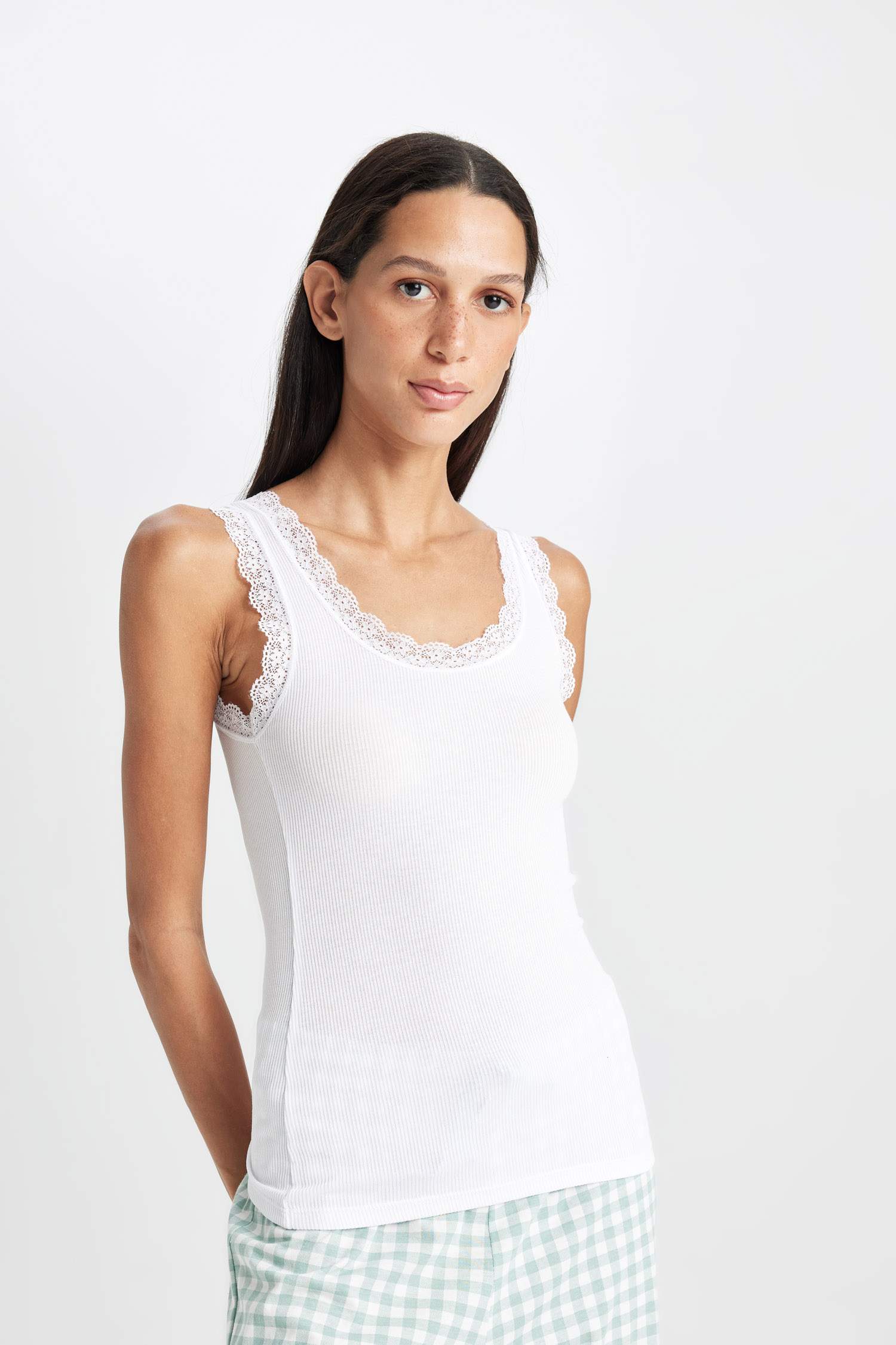 Yuvarlak Yaka Dantel Detaylı Ribana Atlet-Fall in Love