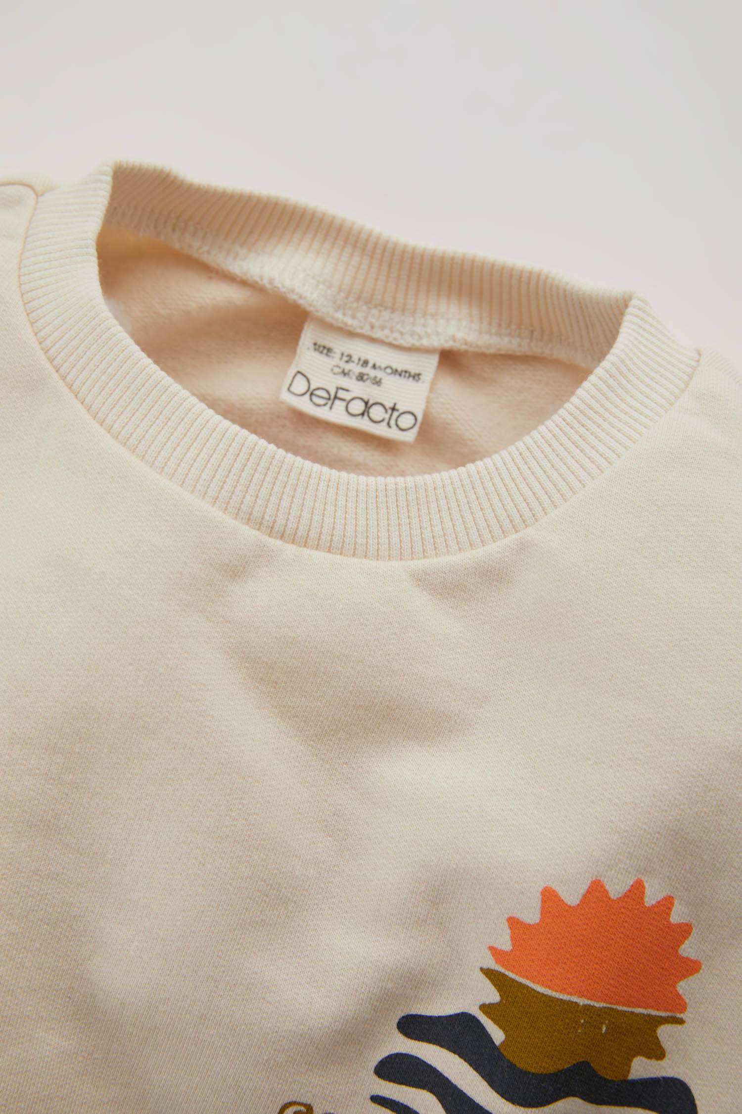 Свитшот стандартного кроя с кргулым вырезом мягкий