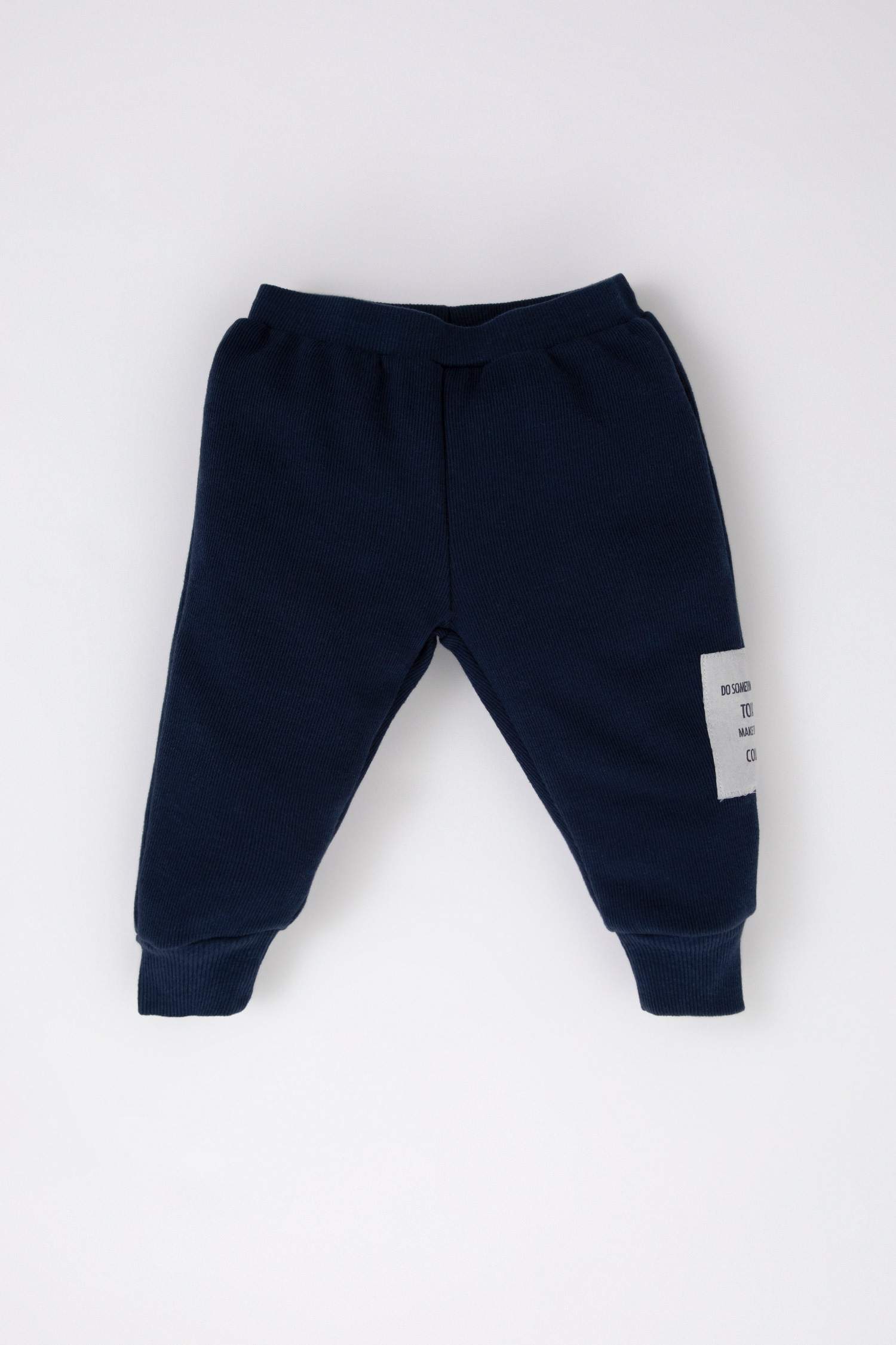 طقم اولادي بطبعة شعار سويت شيرت و بنطلون بقصة عادية - قطعتين