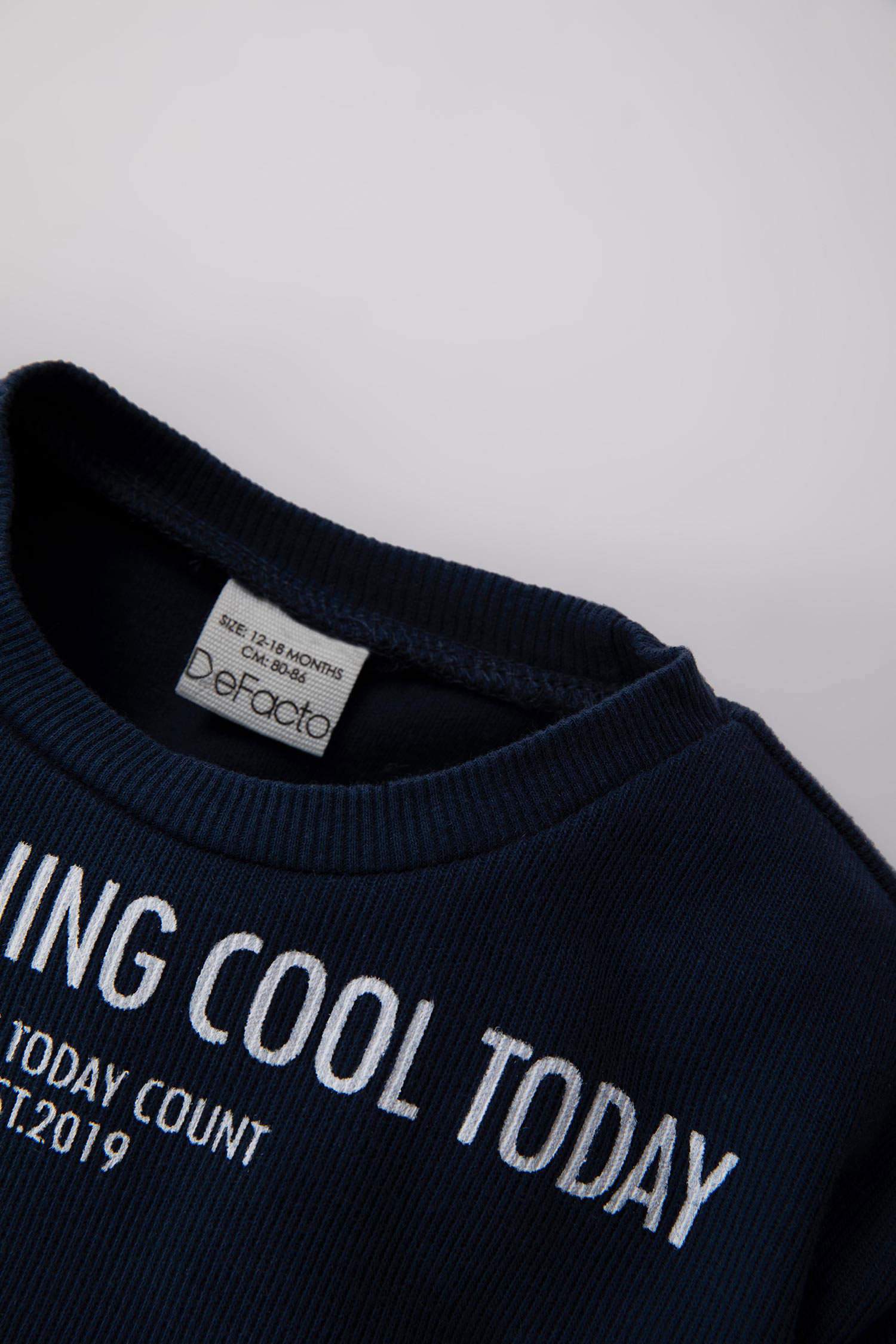 طقم اولادي بطبعة شعار سويت شيرت و بنطلون بقصة عادية - قطعتين