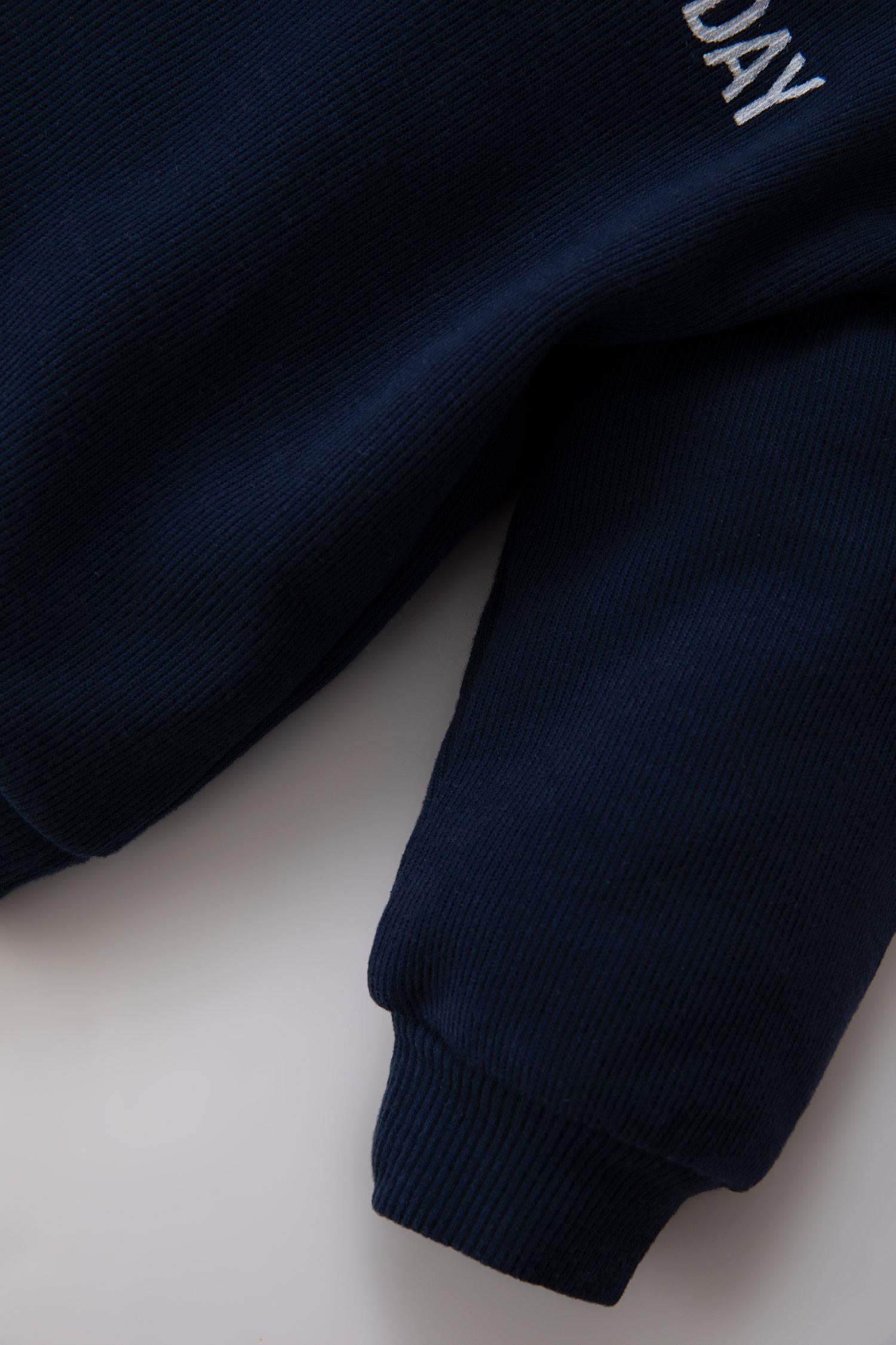 طقم اولادي بطبعة شعار سويت شيرت و بنطلون بقصة عادية - قطعتين