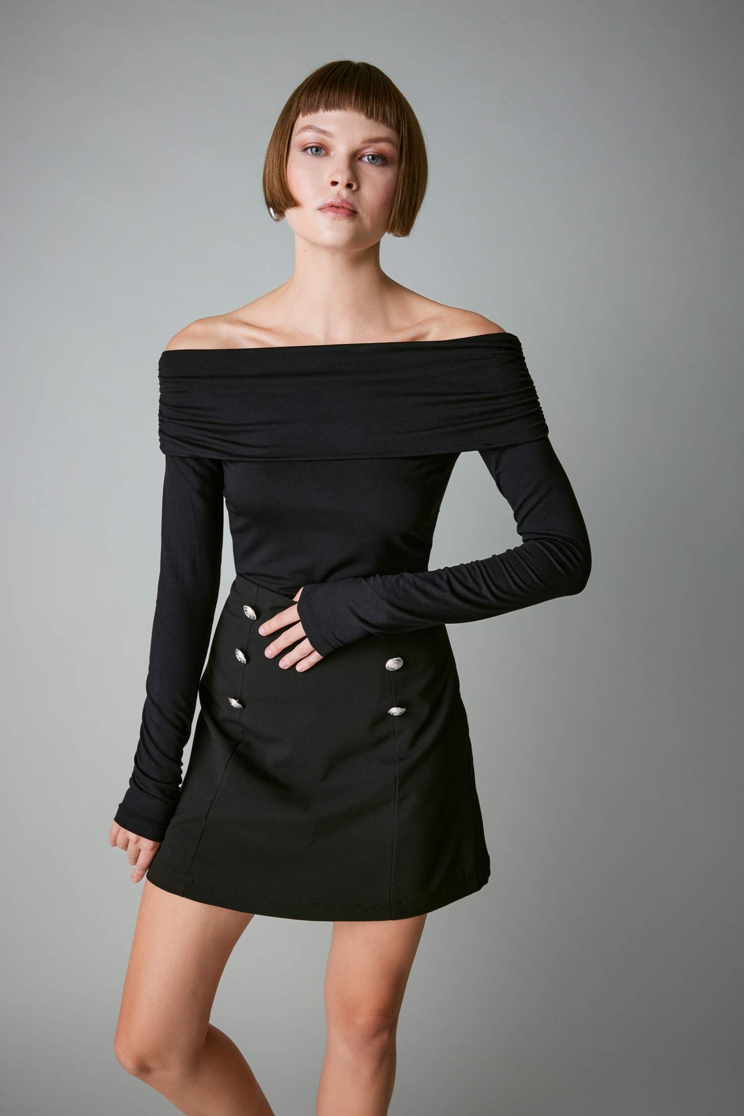 қайық тәріздес жаға Ұзын жеңді футболка