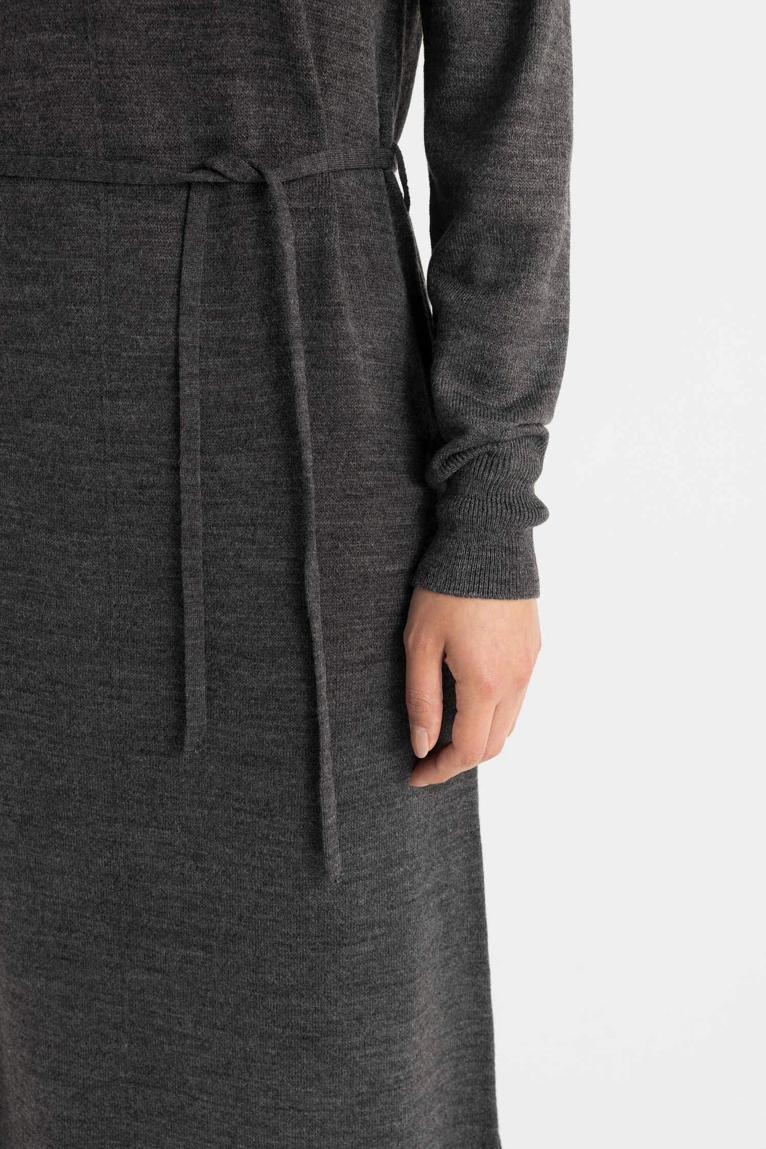 	Regular Fit Yarım Balıkçı Yaka Basic Düz Yırtmaçlı Uzun Kollu Maxi Triko Elbise