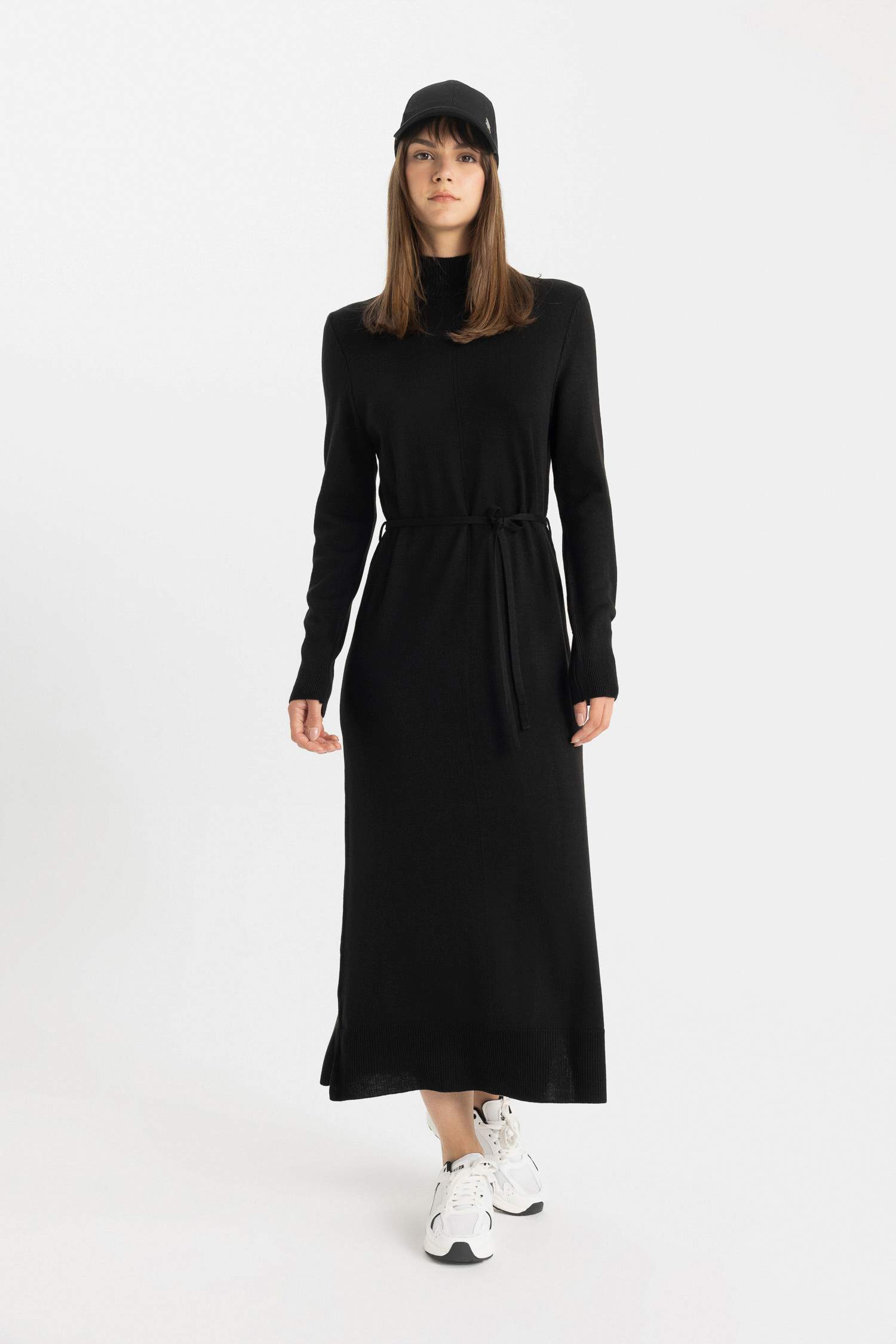 فستان طويل أسود كم طويل قصة عادية وياقة عالية