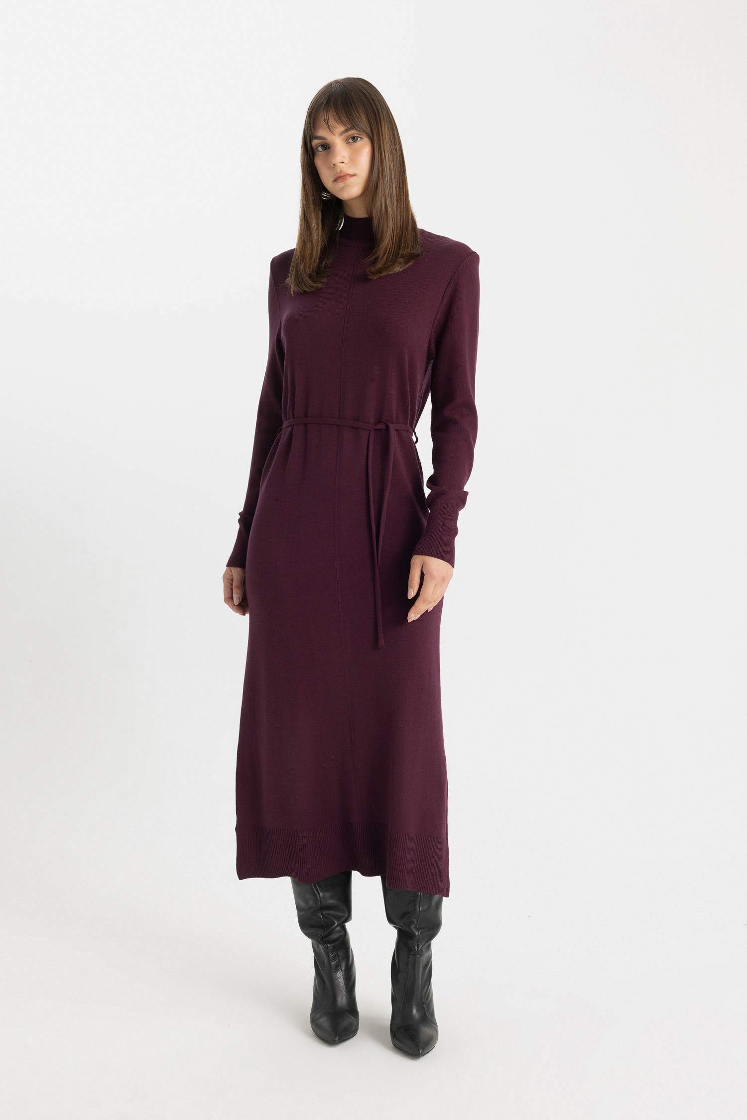 فستان كم طويل قصة عادية وياقة عالية