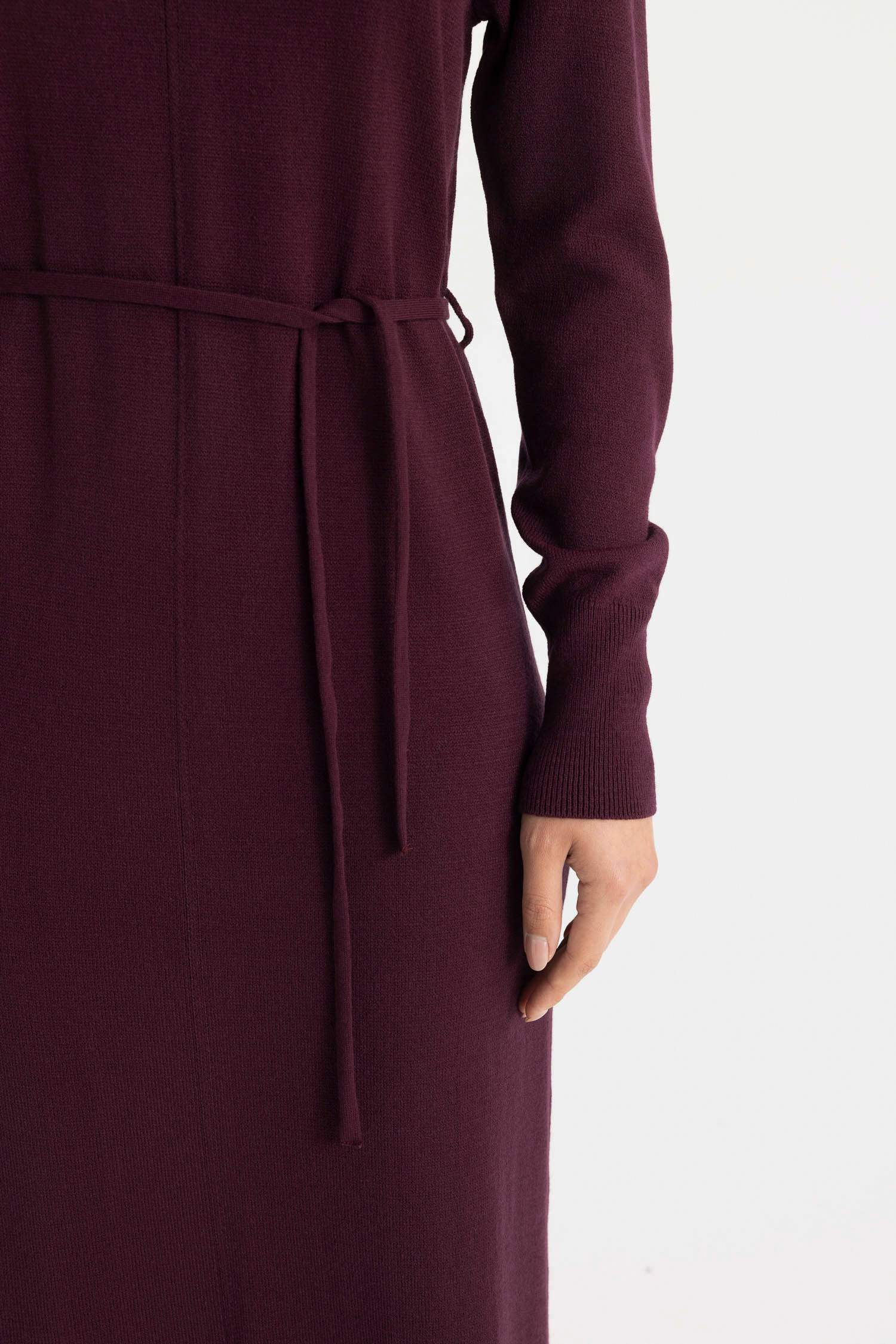 فستان كم طويل قصة عادية وياقة عالية