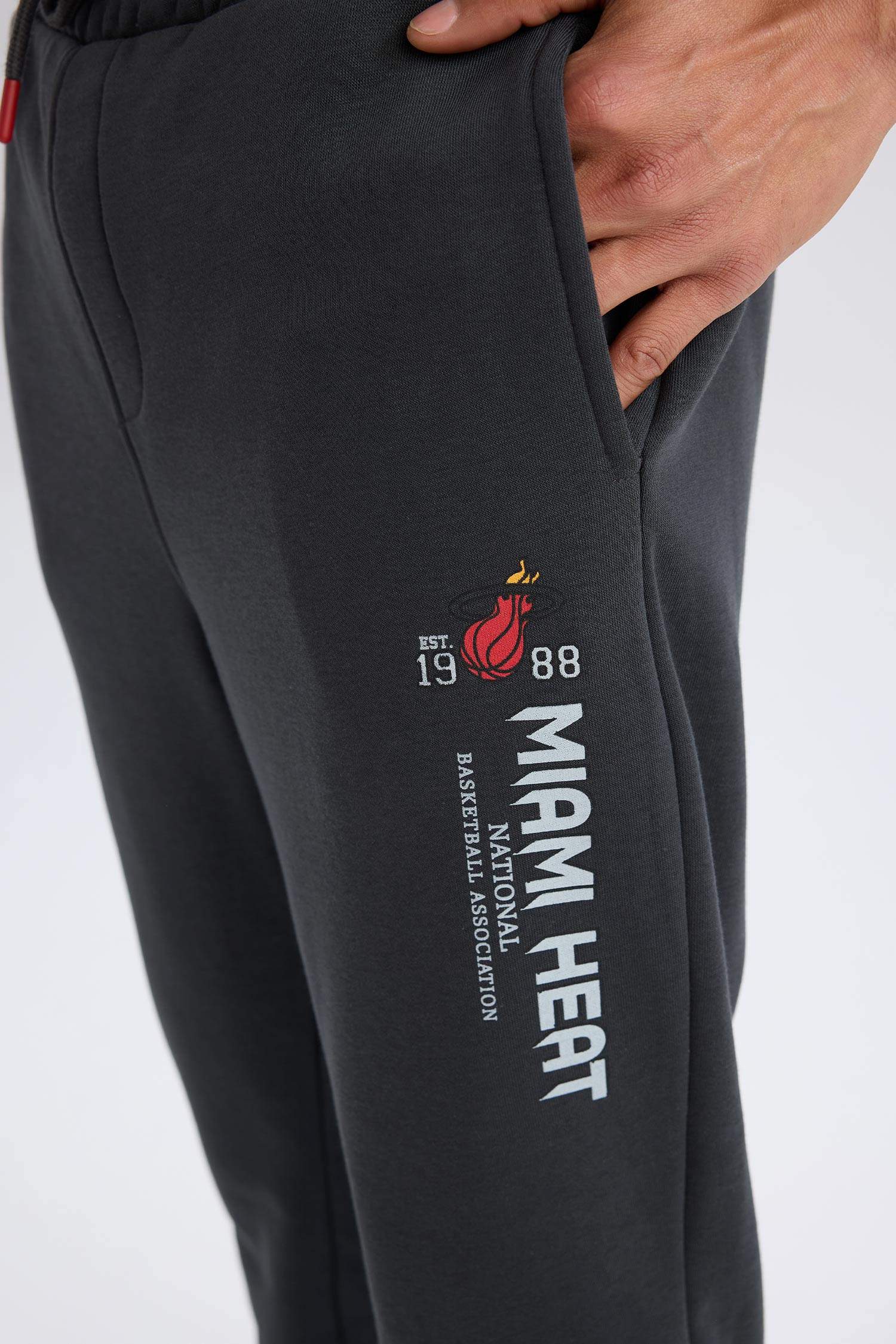DeFactoFit NBA Miami Heat Kalın Jogger Eşofman Altı Standart Fit Beli Bağcıklı Cepli 
