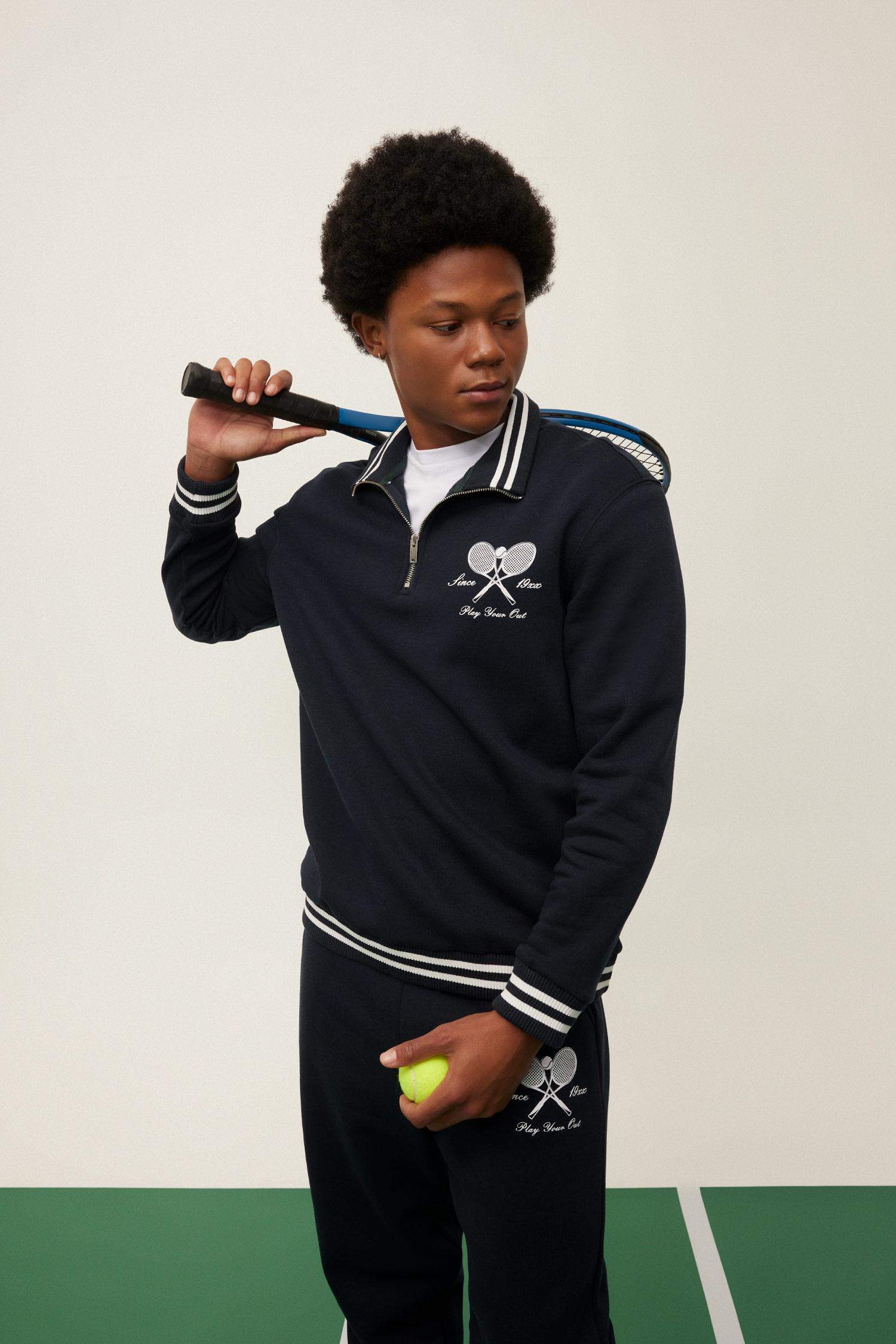 Standart Fit Dik Yaka Sporcu Yarım Fermuarlı Baskılı Sweatshirt