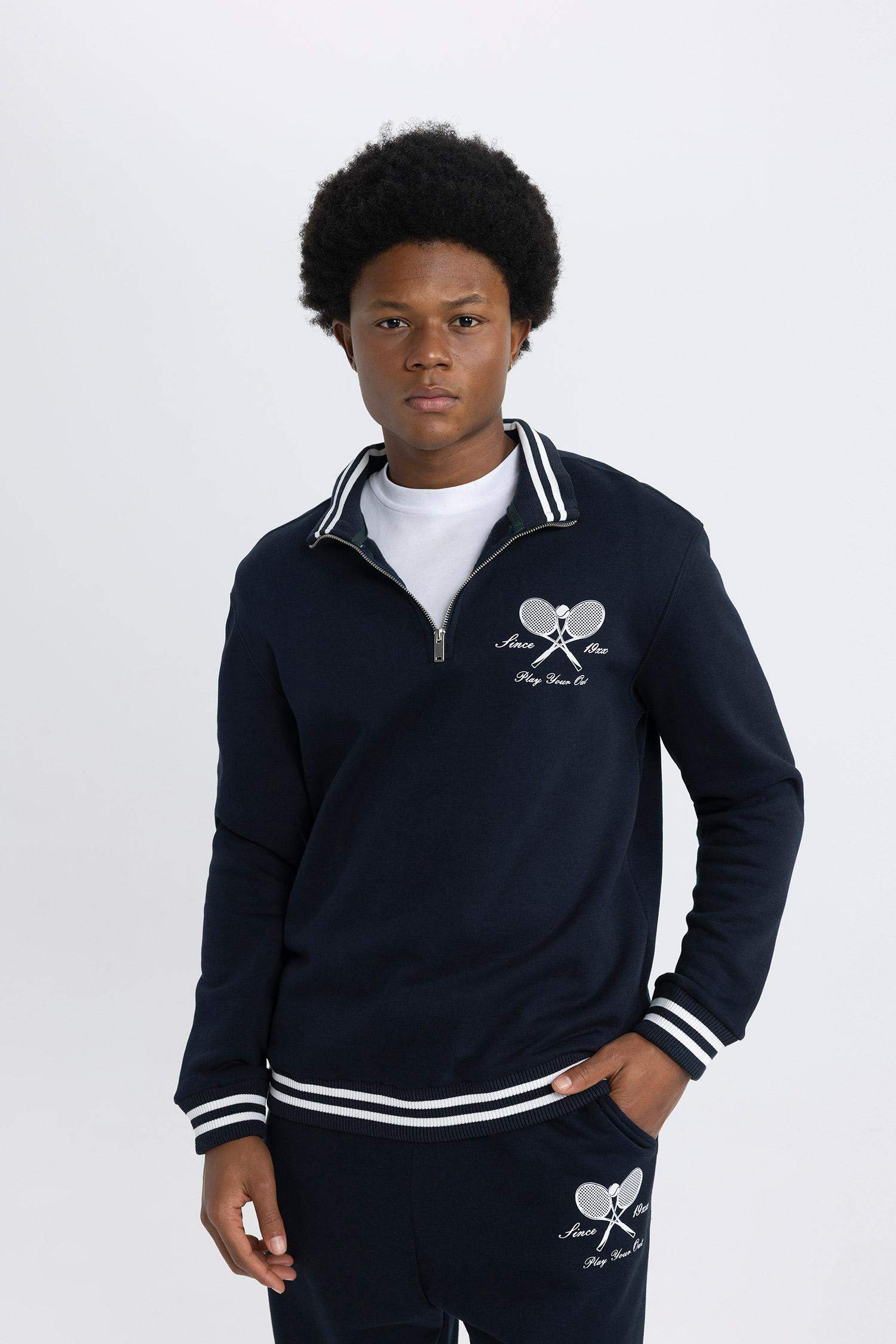 Standart Fit Dik Yaka Sporcu Yarım Fermuarlı Baskılı Sweatshirt