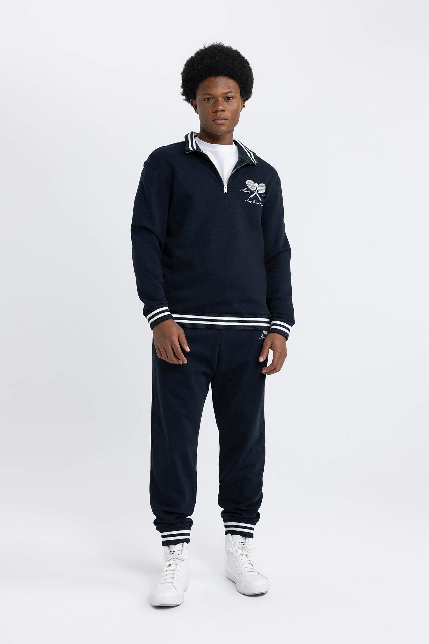 Standart Fit Dik Yaka Sporcu Yarım Fermuarlı Baskılı Sweatshirt