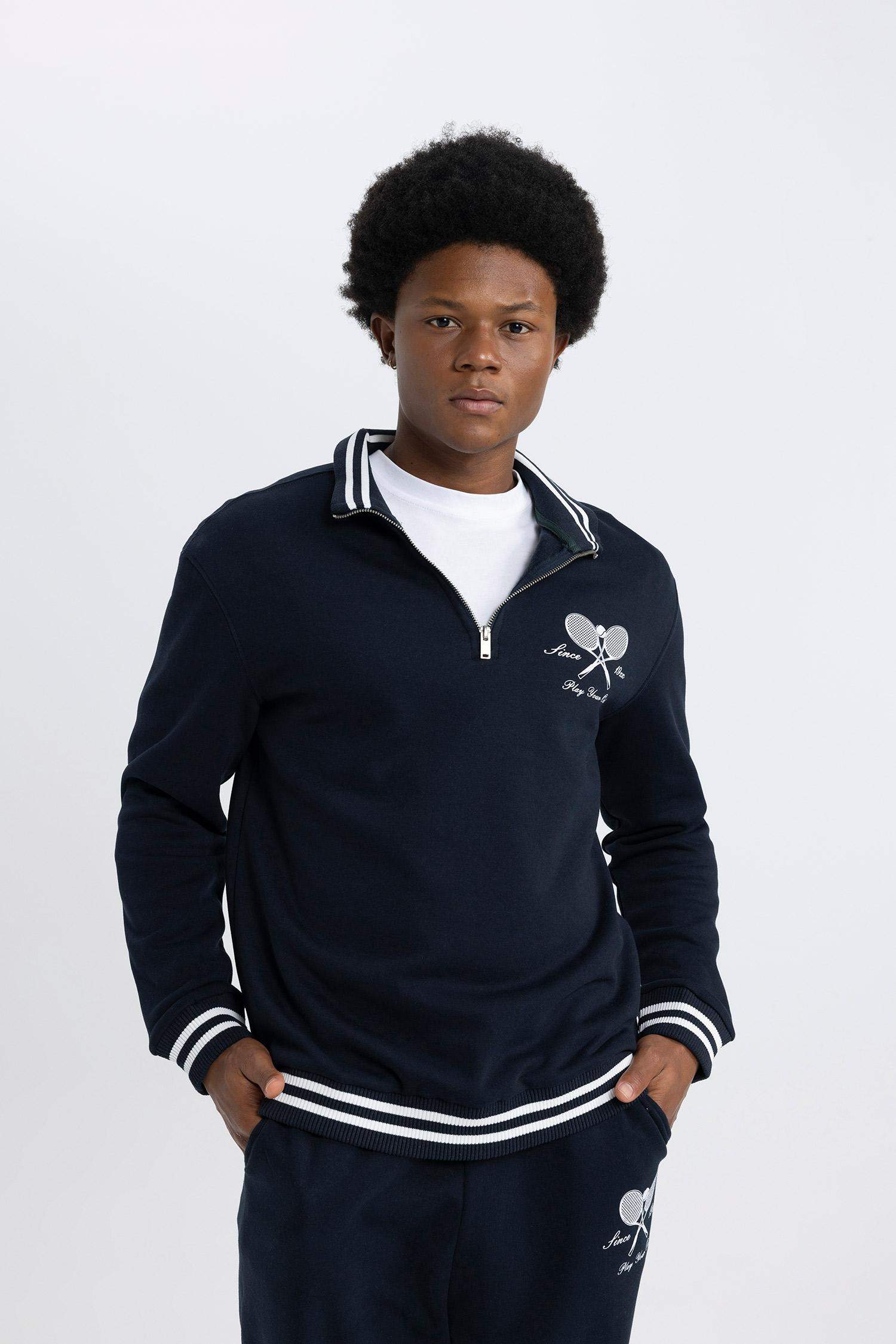 Standart Fit Dik Yaka Sporcu Yarım Fermuarlı Baskılı Sweatshirt