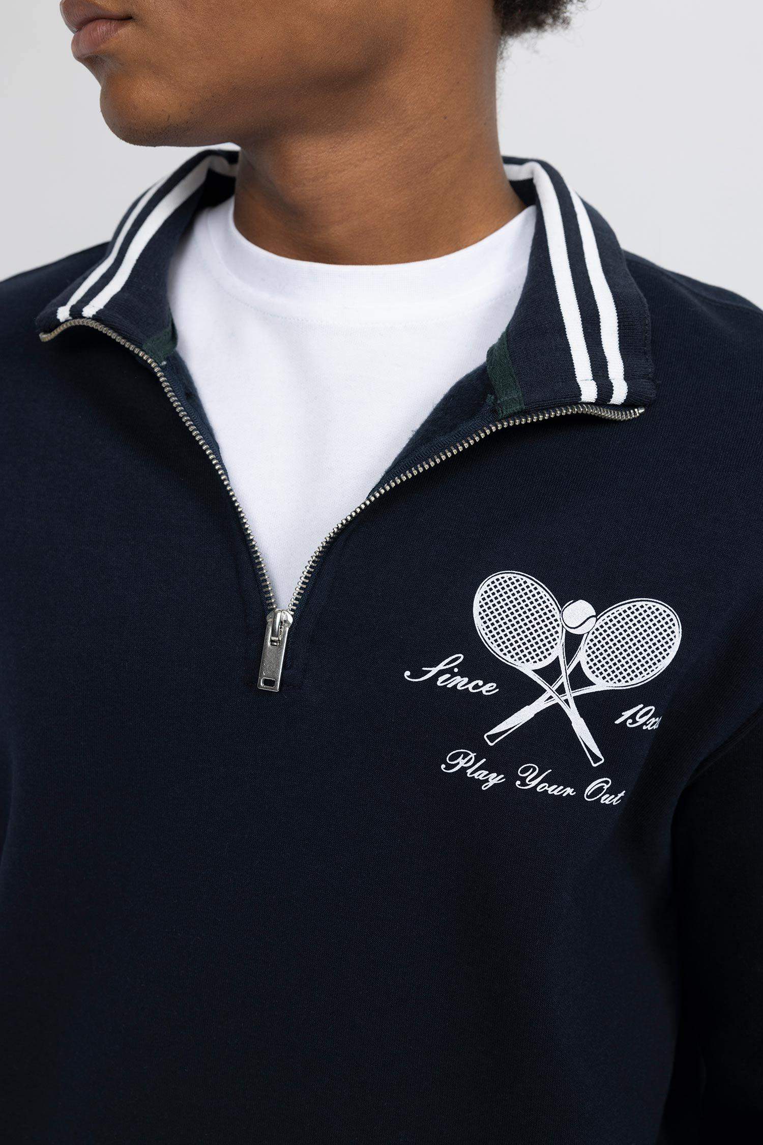 Standart Fit Dik Yaka Sporcu Yarım Fermuarlı Baskılı Sweatshirt