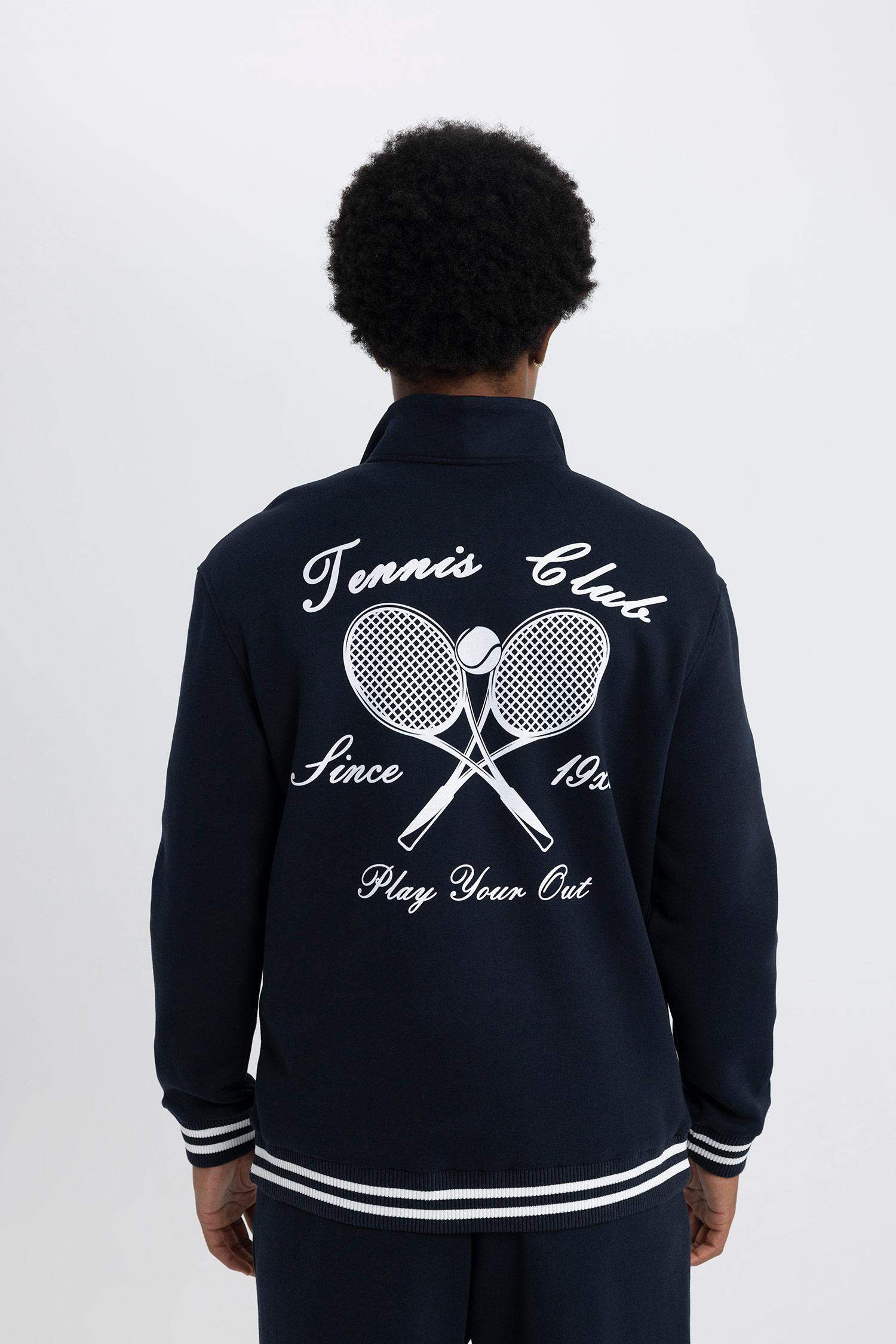 Standart Fit Dik Yaka Sporcu Yarım Fermuarlı Baskılı Sweatshirt