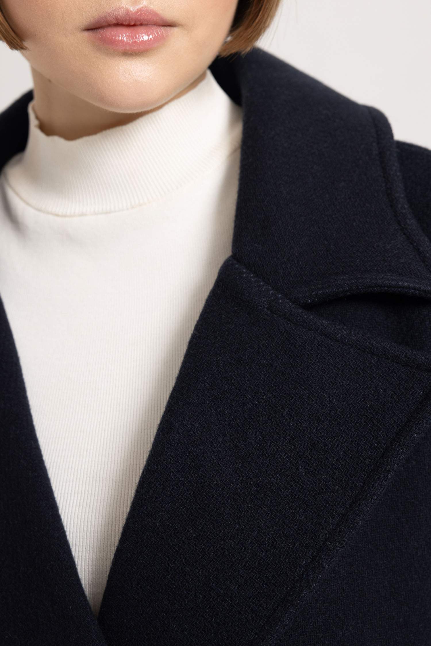 Regular Kalıp Kruvaze Yaka Düğmeli Cepli Yünlü Hafif Uzun Kaşe Kaban