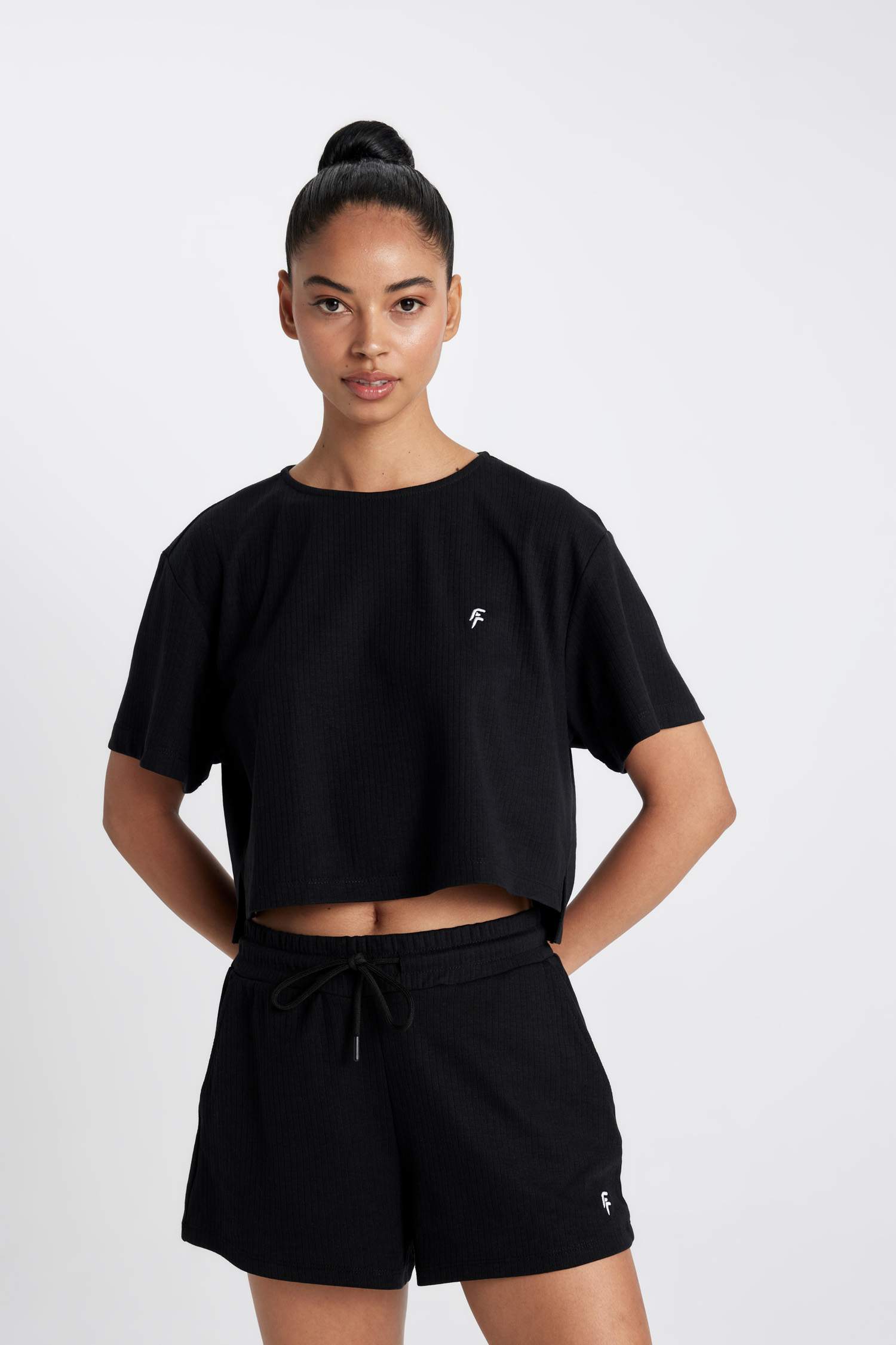 شورت رياضي قصة عادية برجل مستقيمة من DeFactoFit