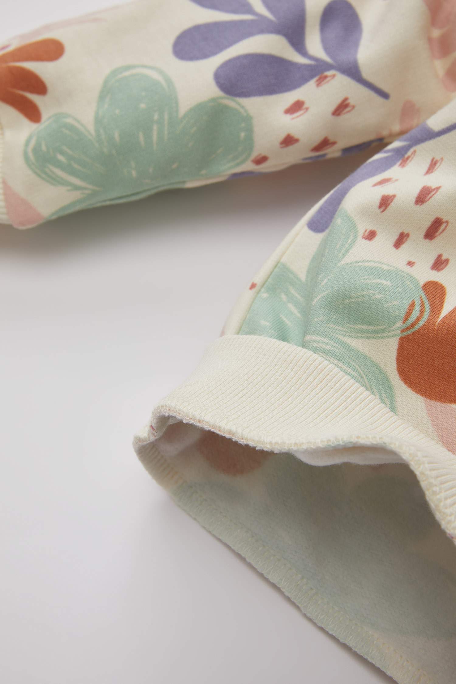 طقم بناتي سويت شيرت وسويت بانتس - قطعتين