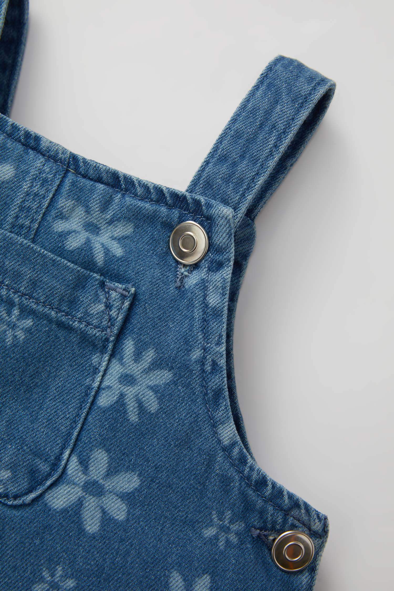 فستان جينز بنقشة الزهور قصة عادية بحمالات