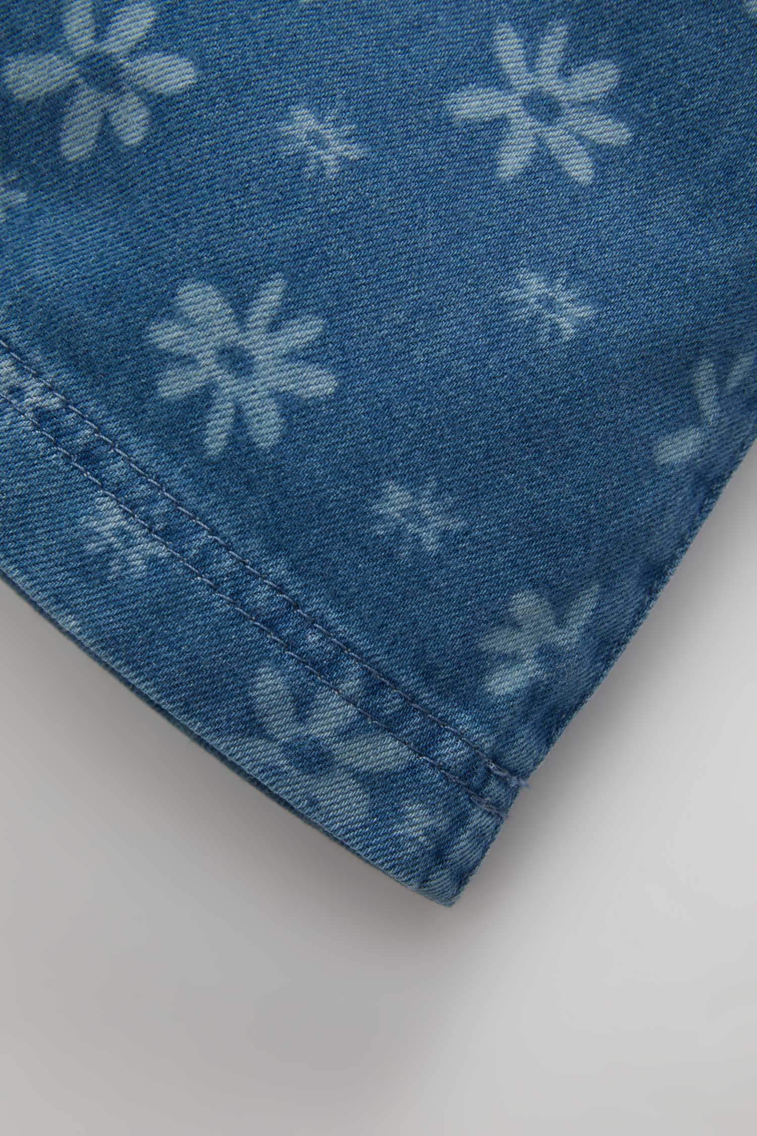 فستان جينز بنقشة الزهور قصة عادية بحمالات