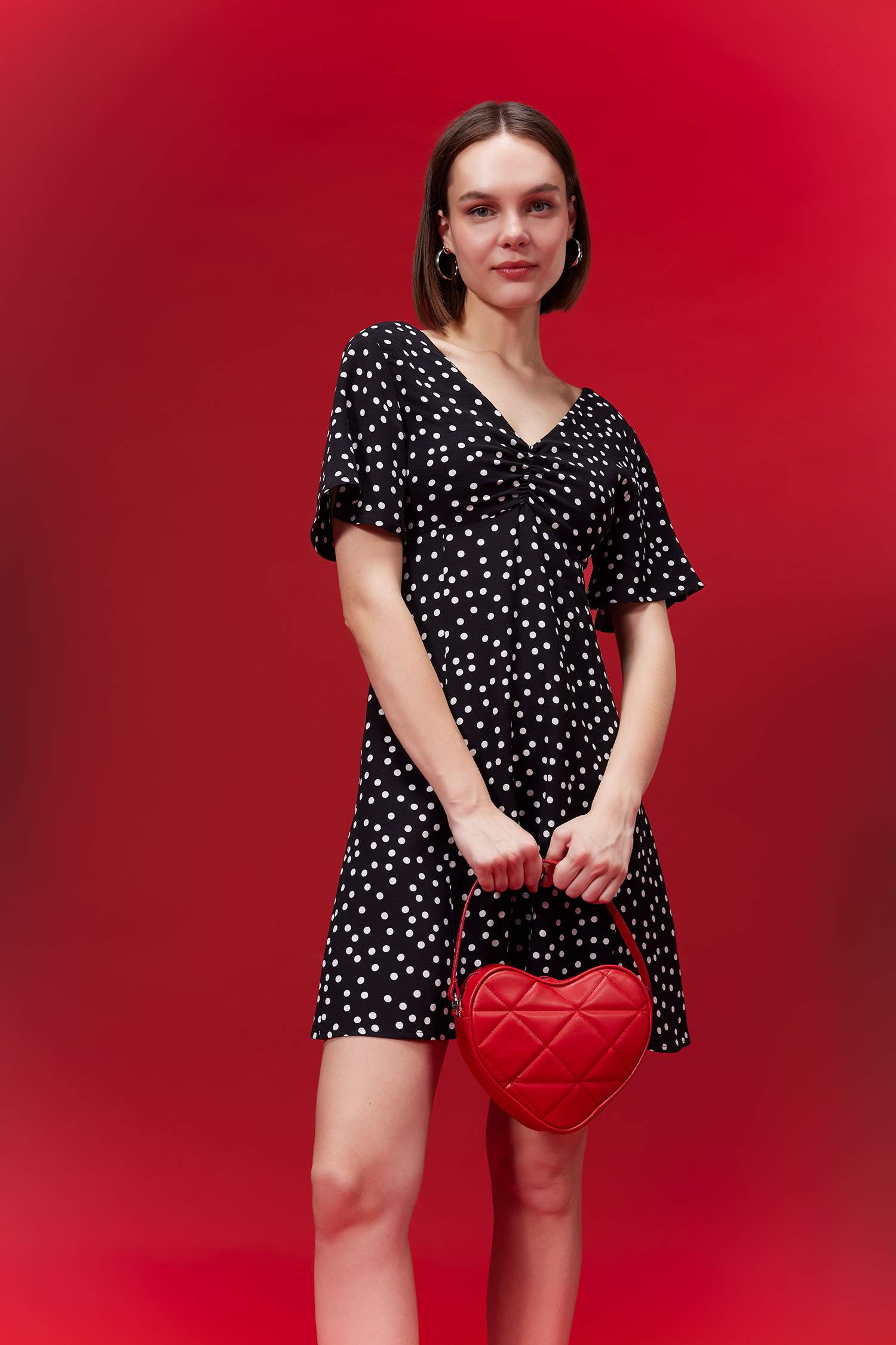 Платье мини с V-бразным вырезом с принтом