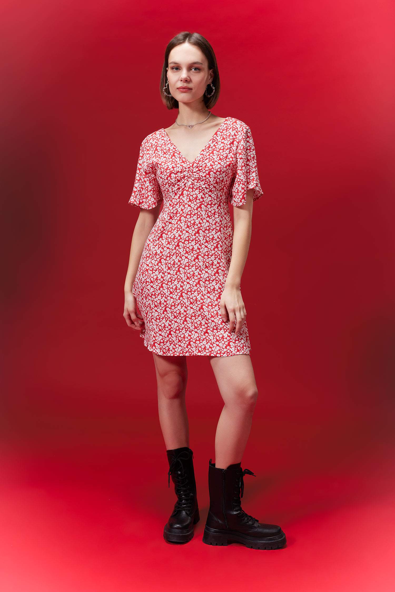 гүлді v жаға қысқа жеңді Қысқа жеңді тоқылған көйлек