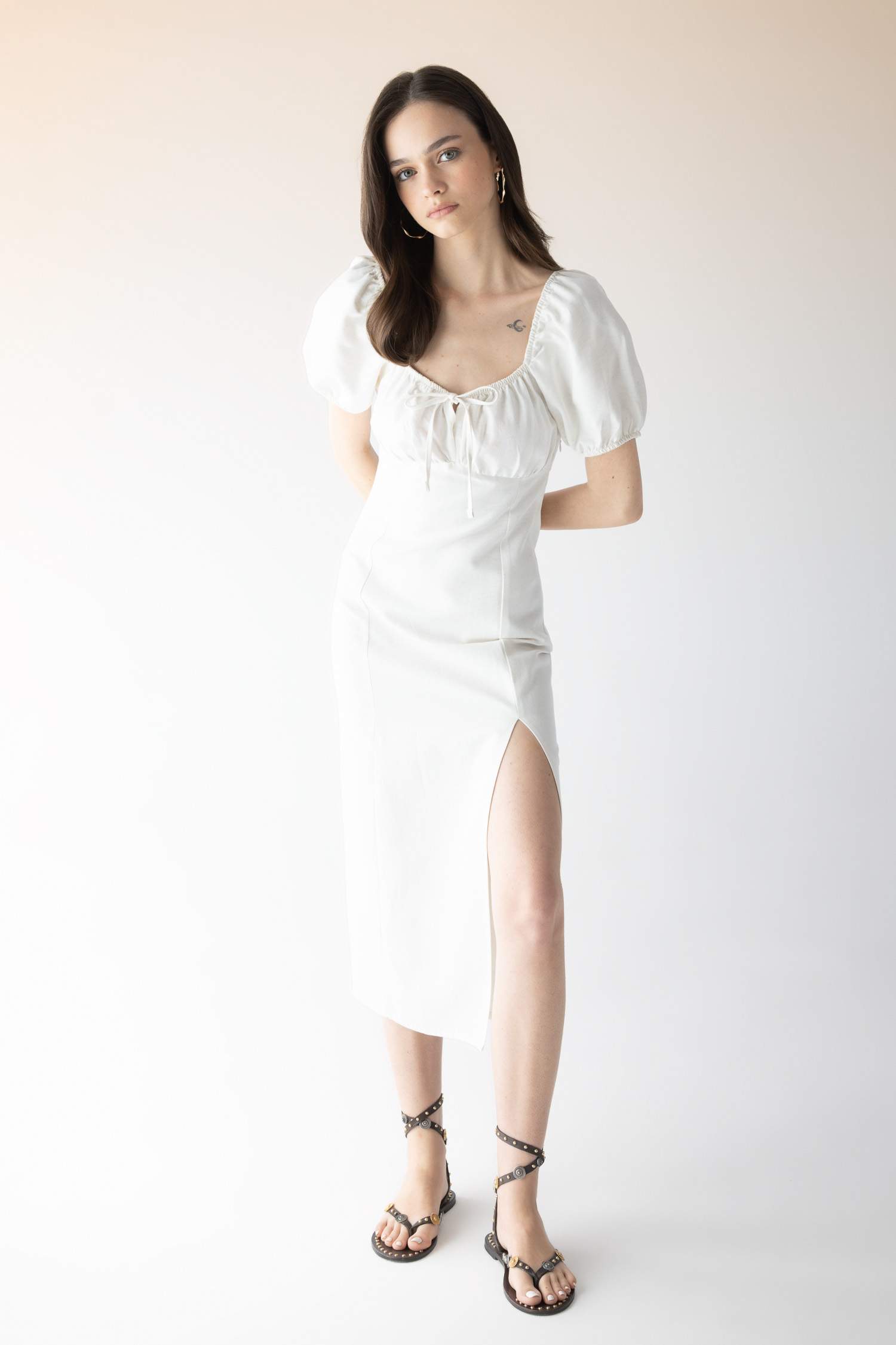 A Kesim Büzgülü Yaka Yırtmaçlı Beyaz Keten Kısa Kollu Midi Elbise