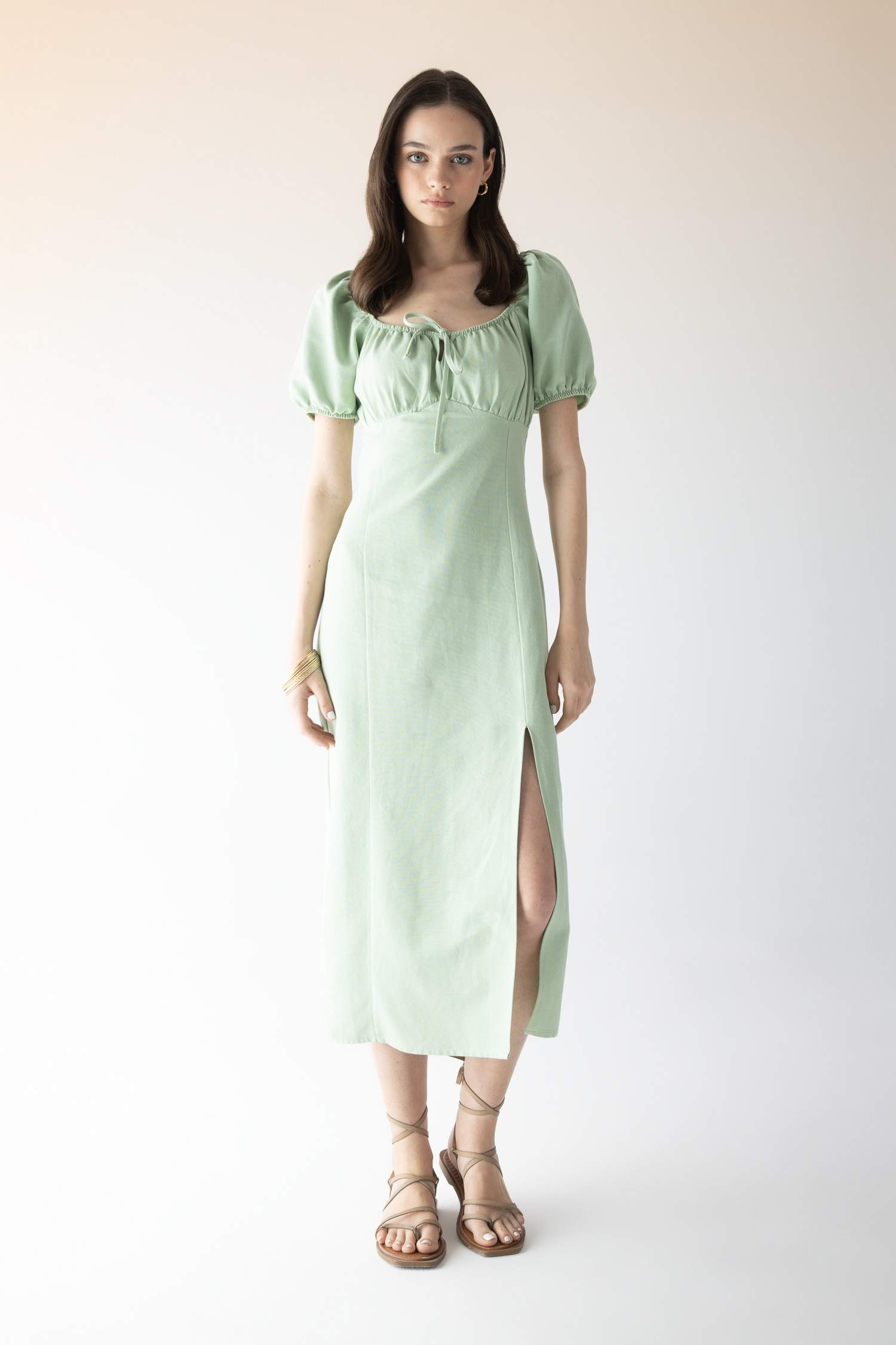 A Kesim Büzgülü Yaka Yırtmaçlı Keten Kısa Kollu Midi Elbise