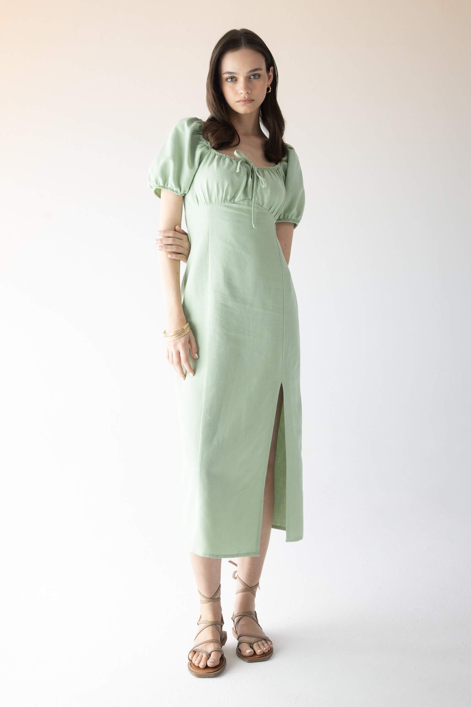 A Kesim Büzgülü Yaka Yırtmaçlı Keten Kısa Kollu Midi Elbise