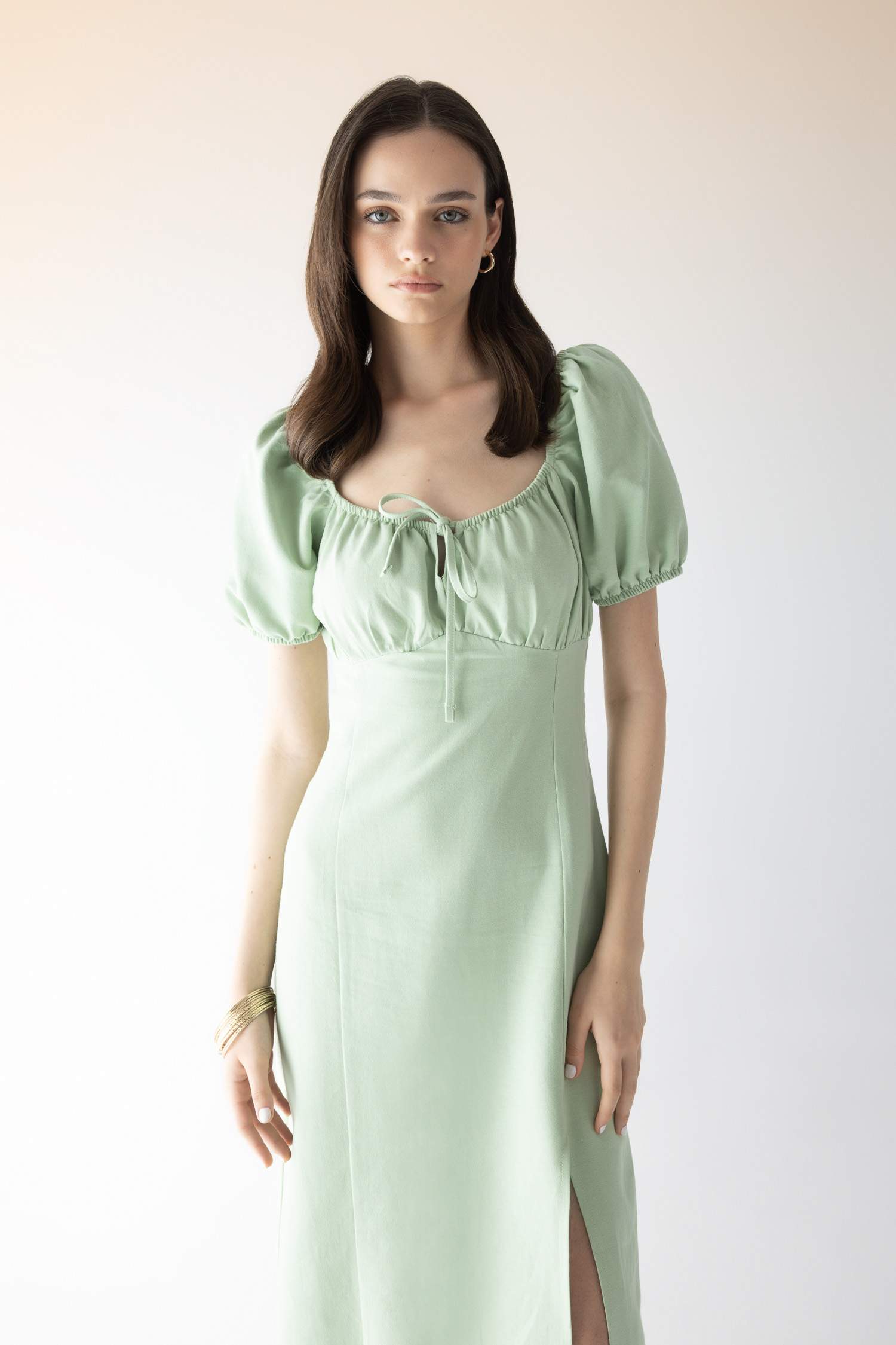 A Kesim Büzgülü Yaka Yırtmaçlı Keten Kısa Kollu Midi Elbise