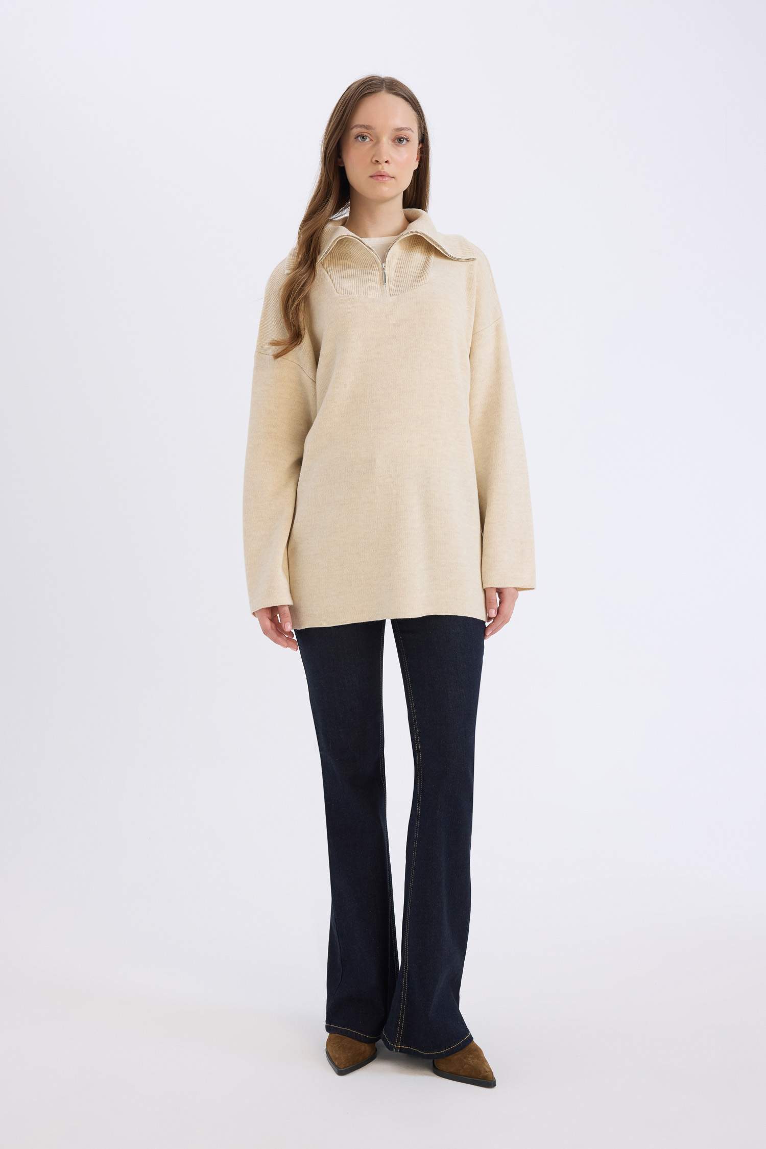 بلوفر تريكو قصة عادية برقبة مستديرة  و بسحاب