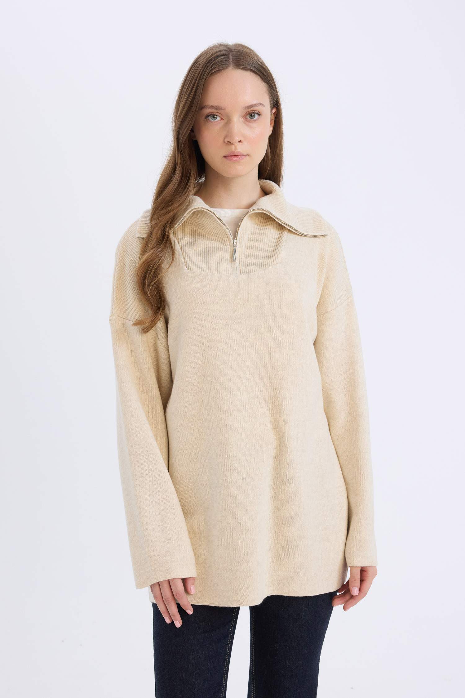 بلوفر تريكو قصة عادية برقبة مستديرة  و بسحاب