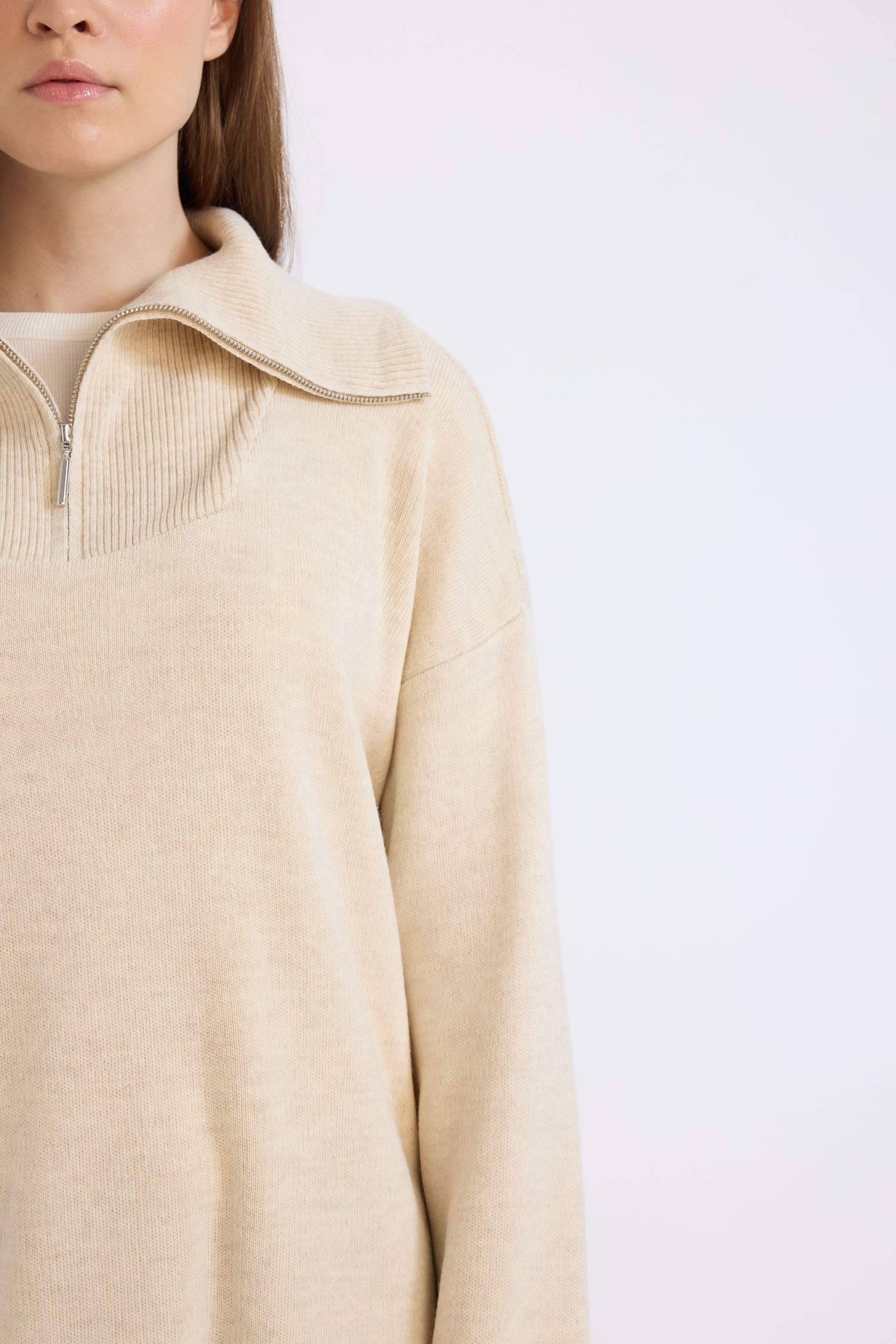 بلوفر تريكو قصة عادية برقبة مستديرة  و بسحاب