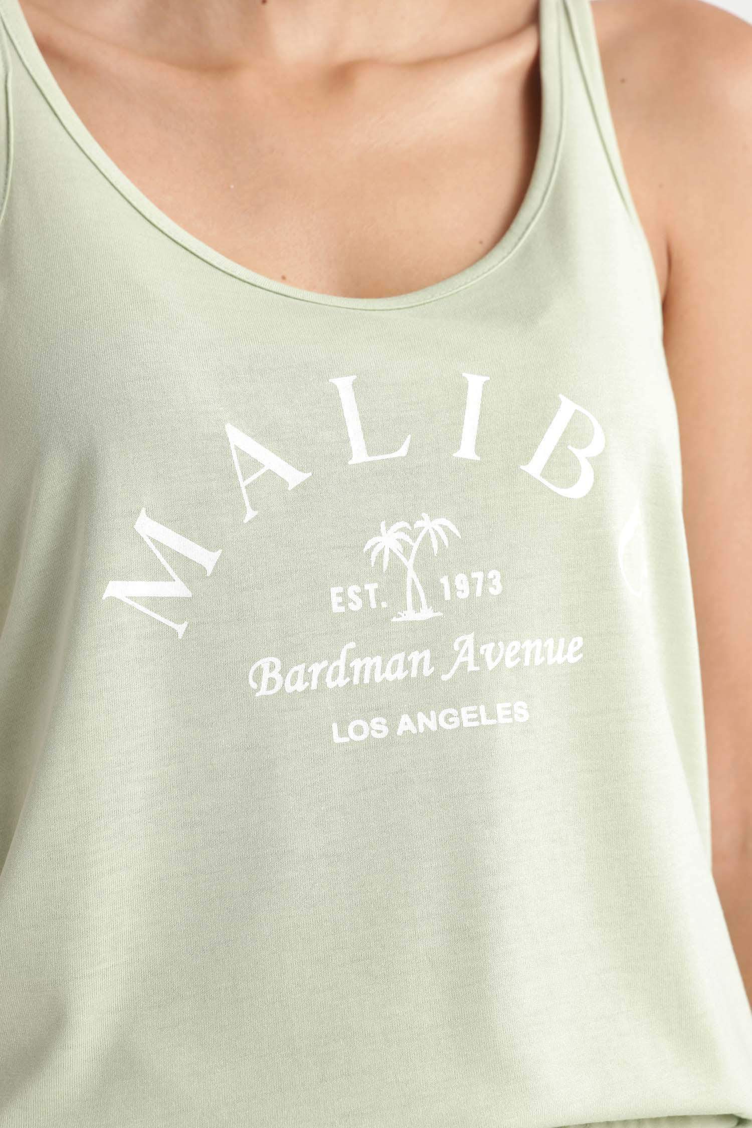 أندر شيرت بقصة عادية برقبة مستديرة