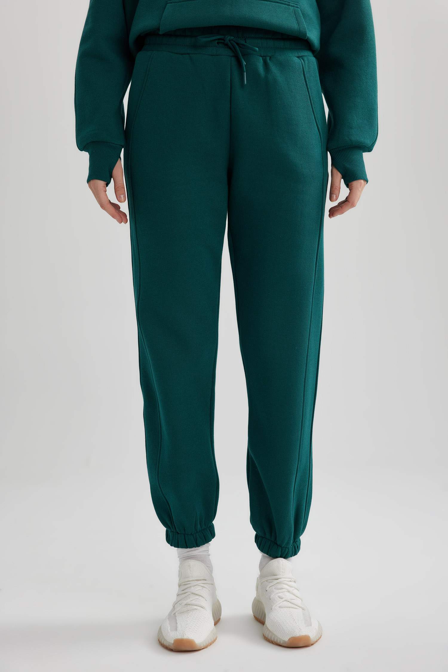 Джоггеры стандартного кроя с карманами; DeFactoFit