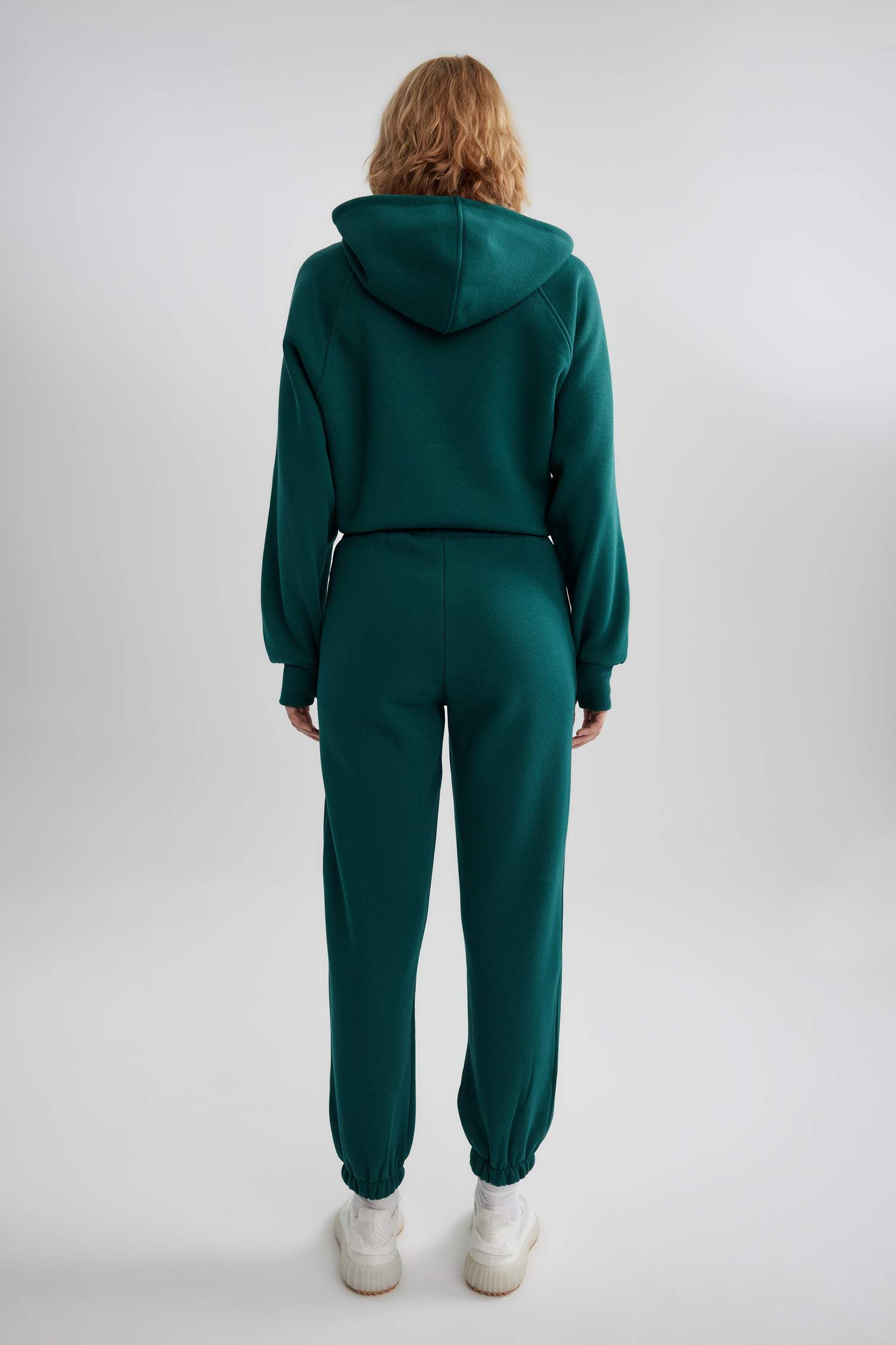 Джоггеры стандартного кроя с карманами; DeFactoFit