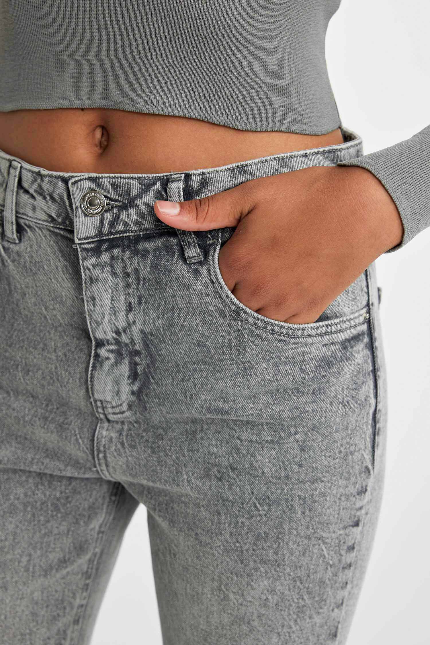 بنطلون جينز قصة مريحة بخصر عالي