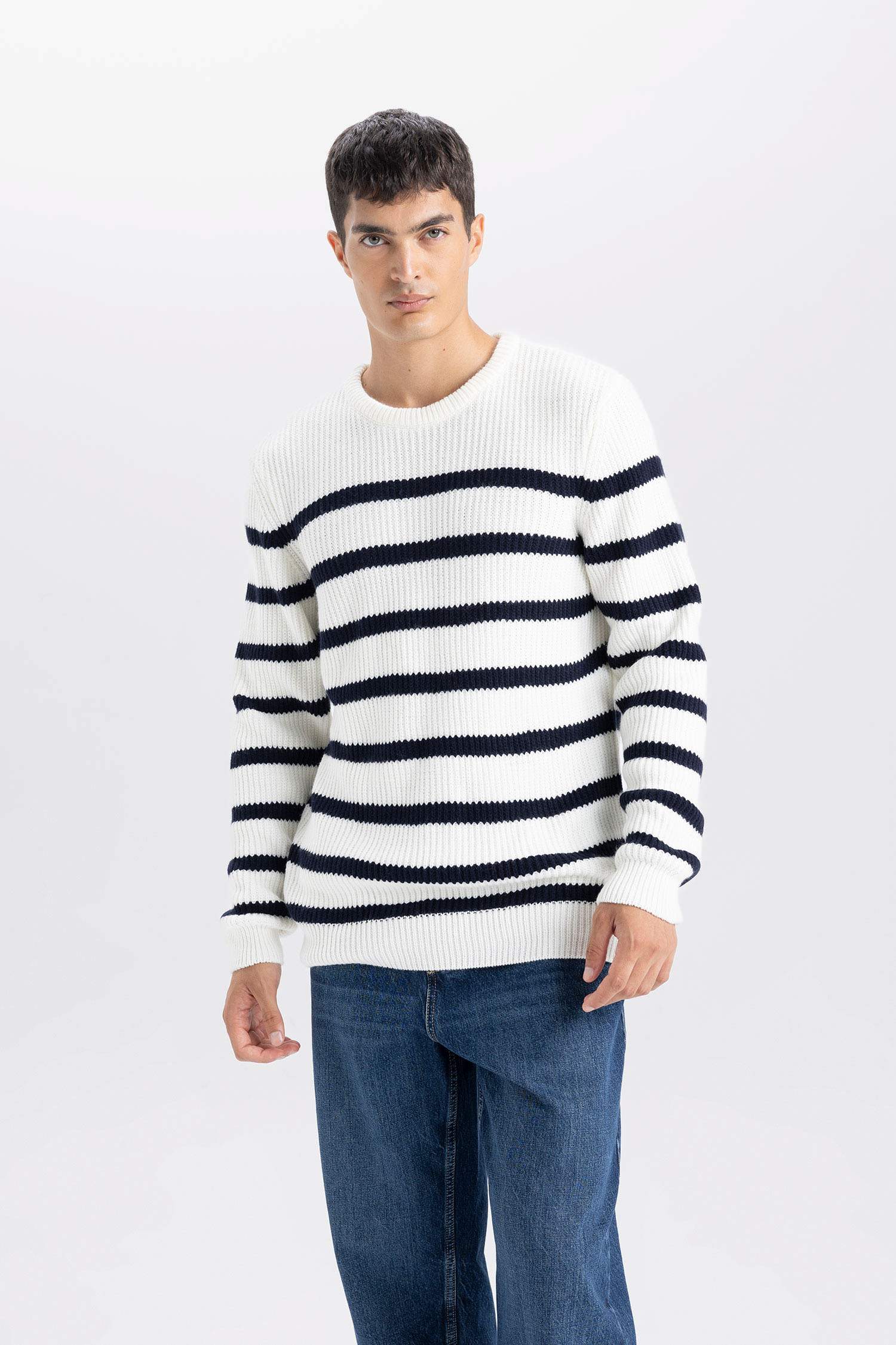 Standart Fit Normal Kesim Bisiklet Yaka Çizgili Triko Kazak