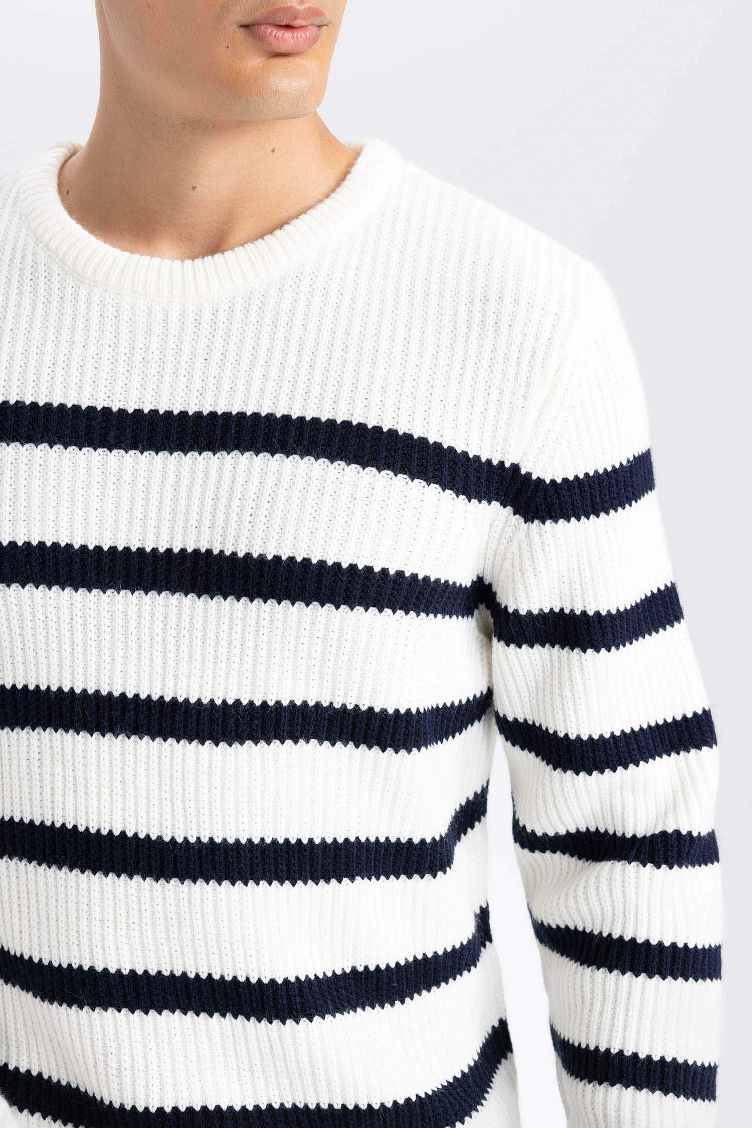 Standart Fit Normal Kesim Bisiklet Yaka Çizgili Triko Kazak