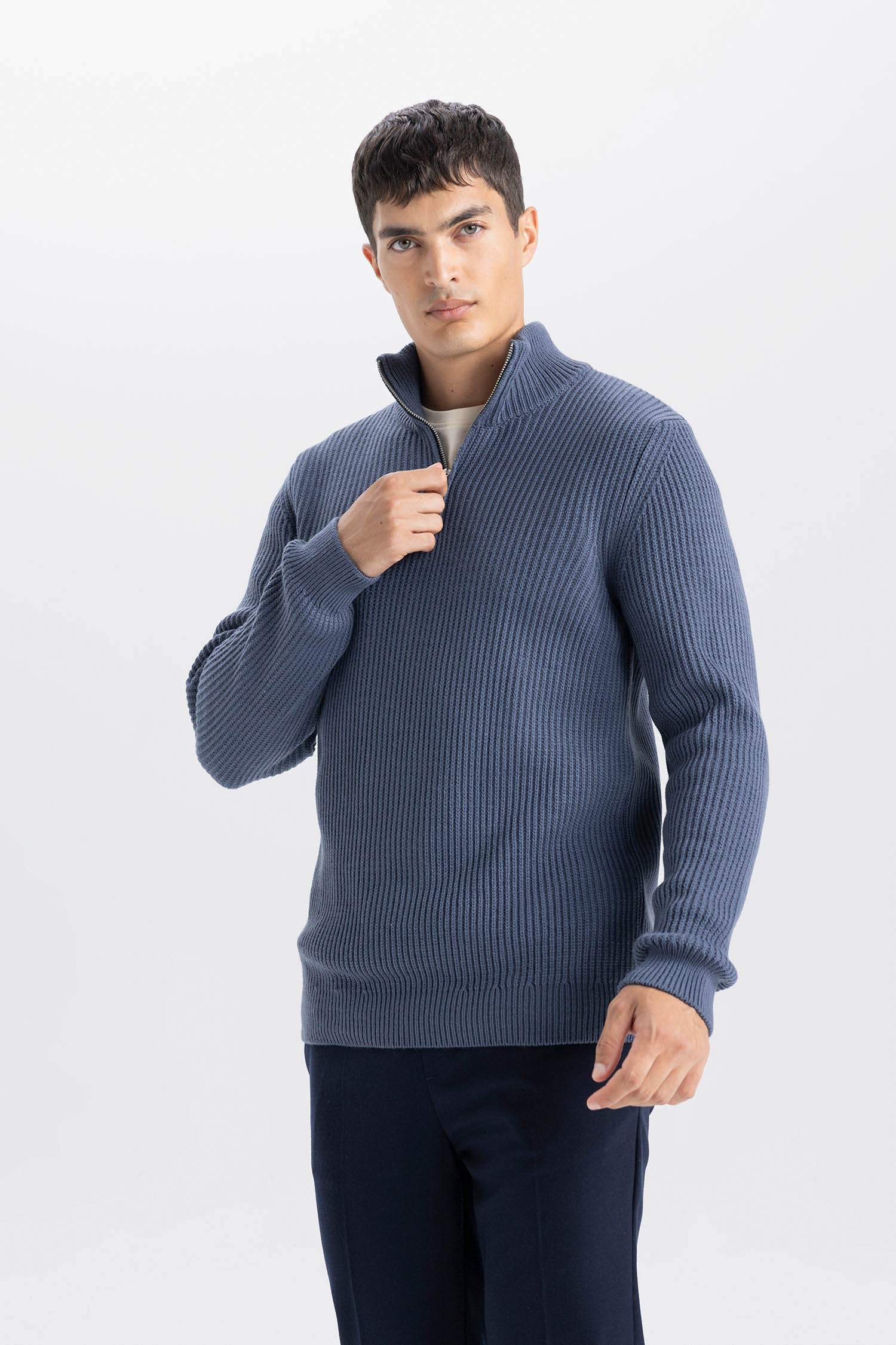 Standart Fit Normal Kesim Dik Yaka Fermuarlı Basic Düz Triko Kazak