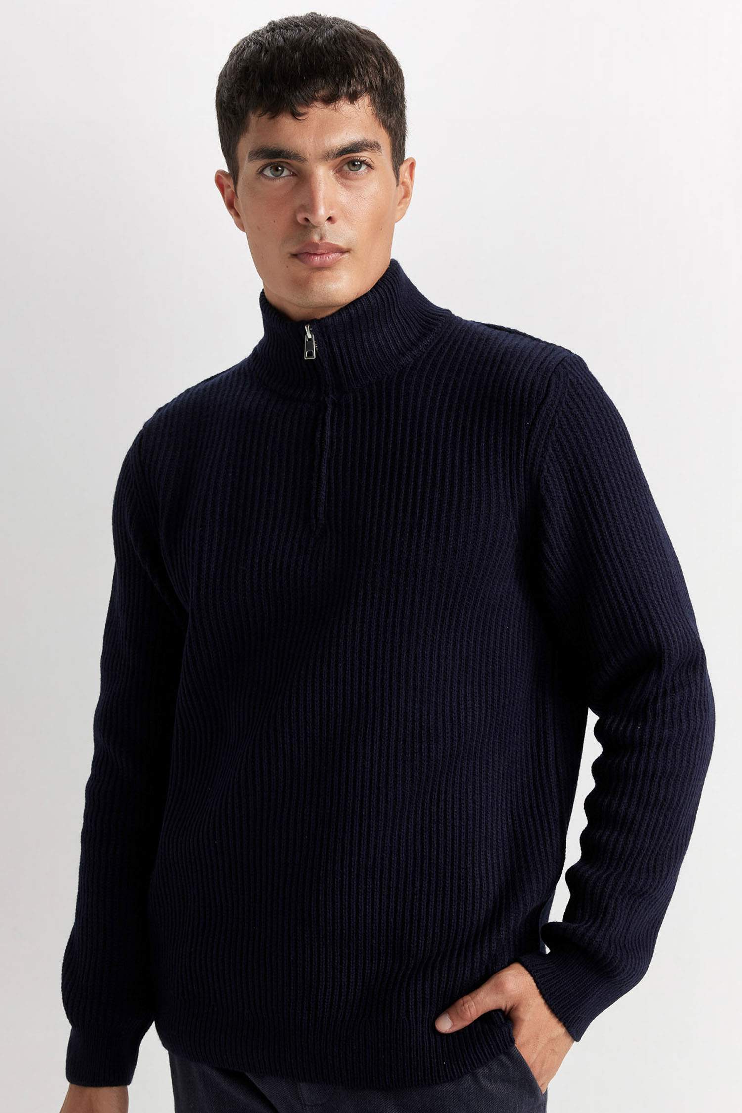 Standart Fit Normal Kesim Dik Yaka Fermuarlı Basic Düz Triko Kazak