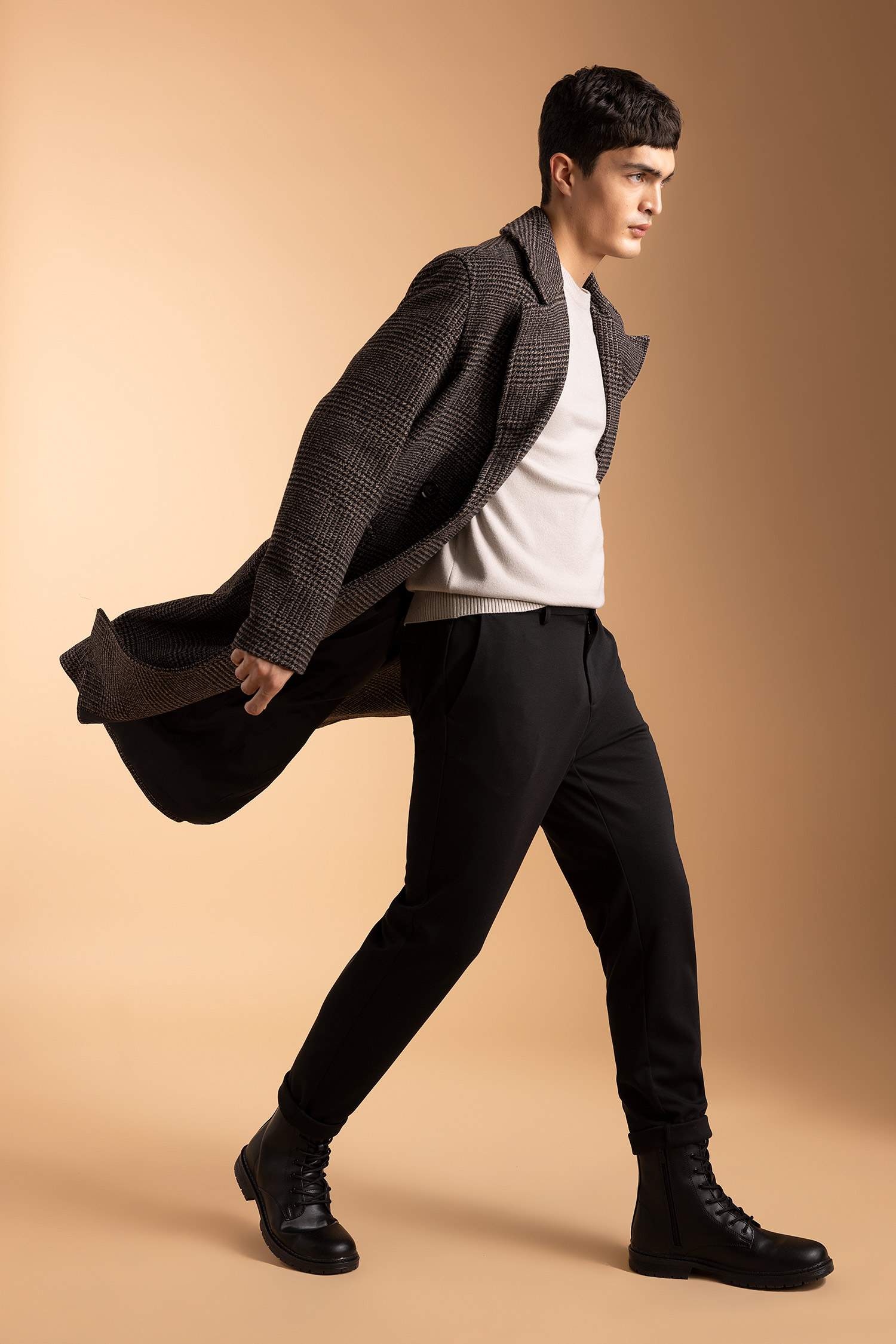 بوت رجالي بكعب سميك برباط وسحاب