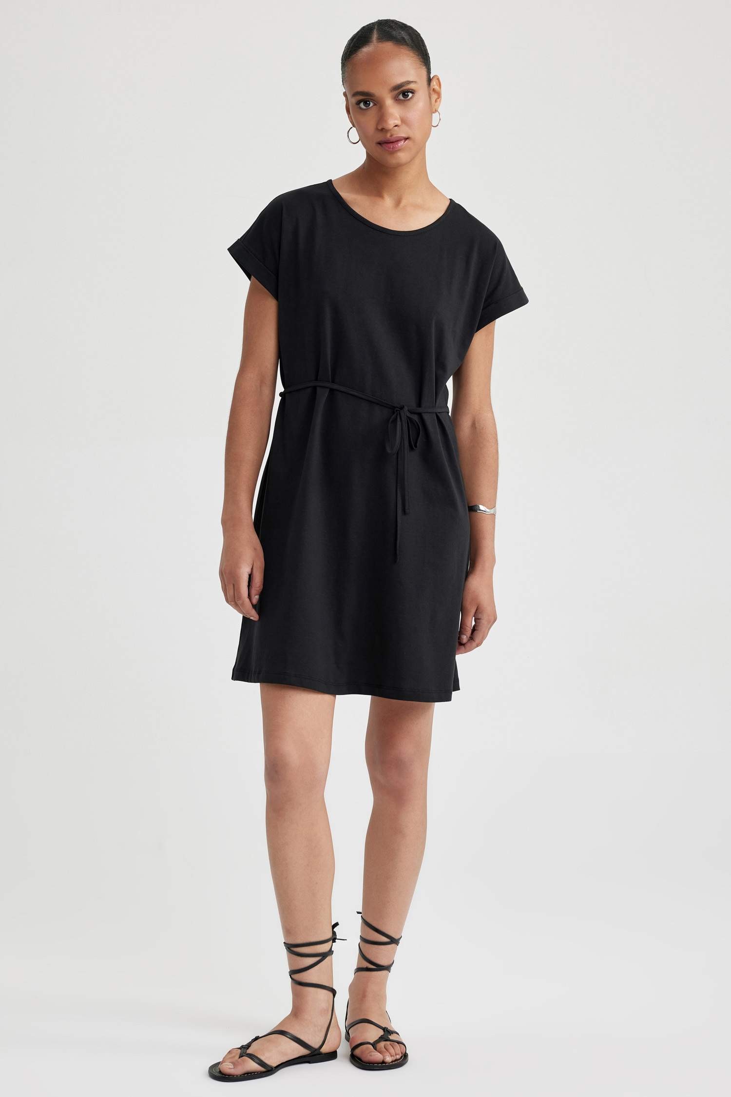 فستان نص ردن بقصة A بياخة مستديرة