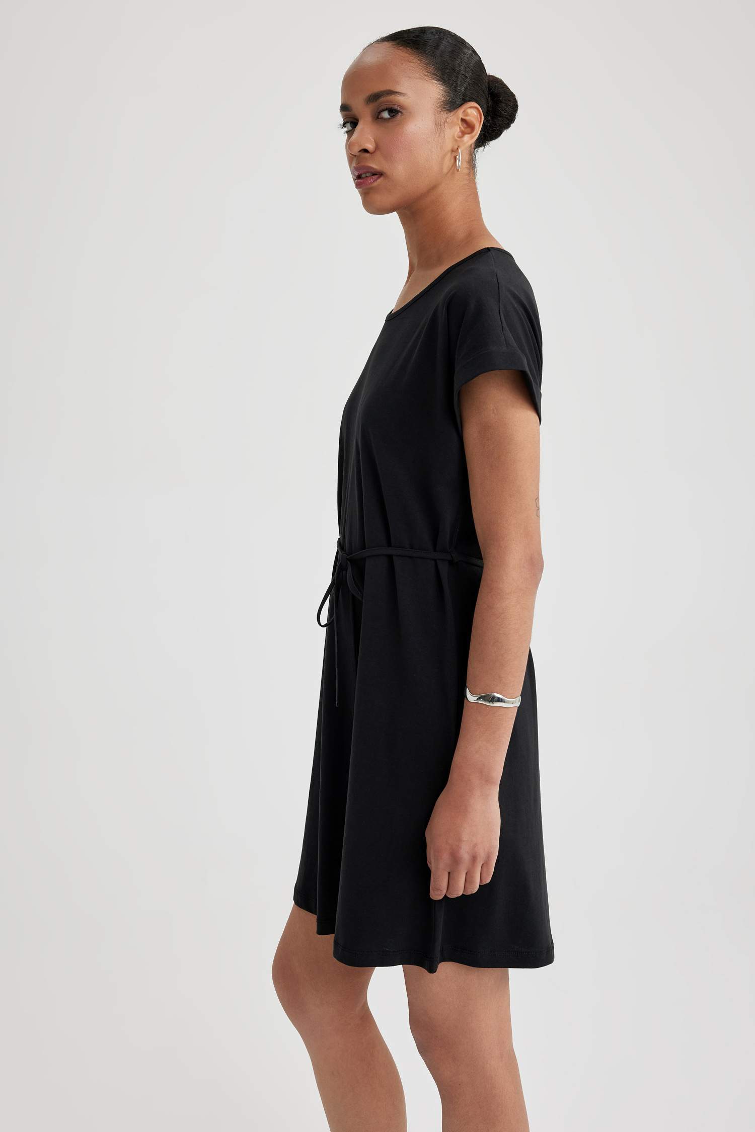 فستان نص ردن بقصة A بياخة مستديرة