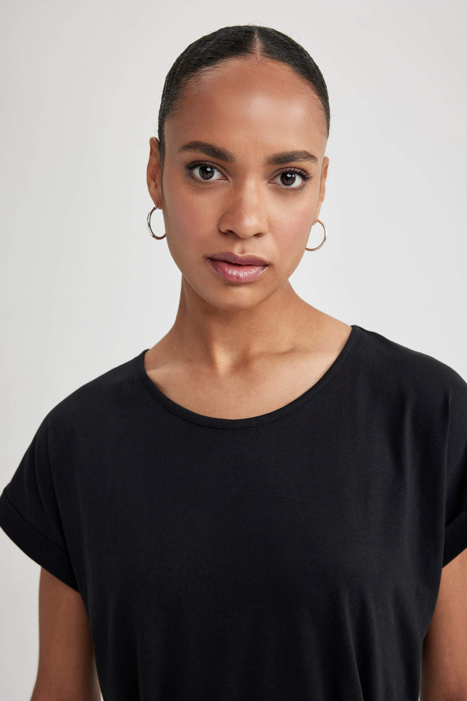 فستان نص ردن بقصة A بياخة مستديرة