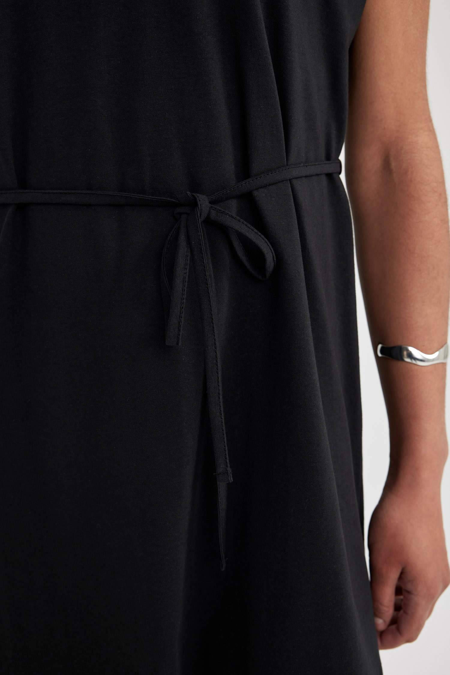 فستان نص ردن بقصة A بياخة مستديرة