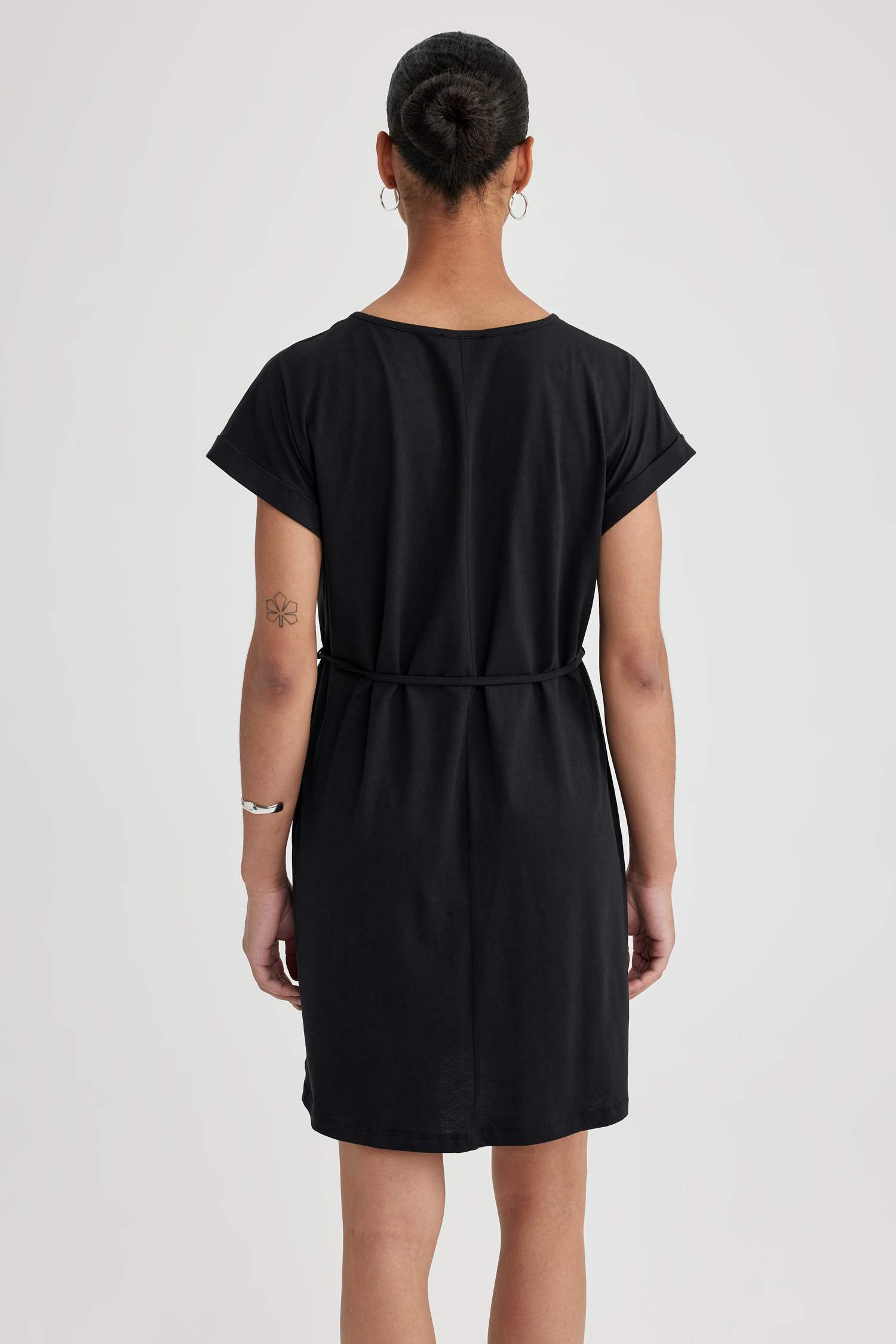 فستان نص ردن بقصة A بياخة مستديرة