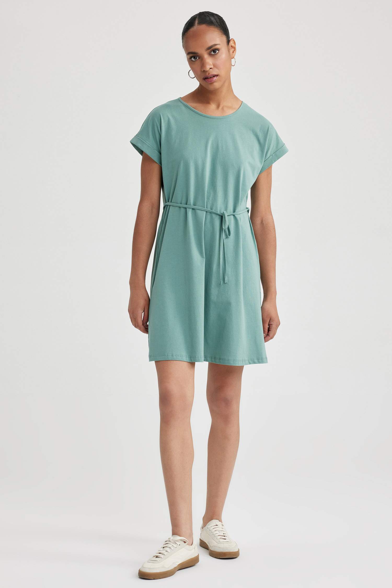 فستان نص ردن بقصة A بياخة مستديرة